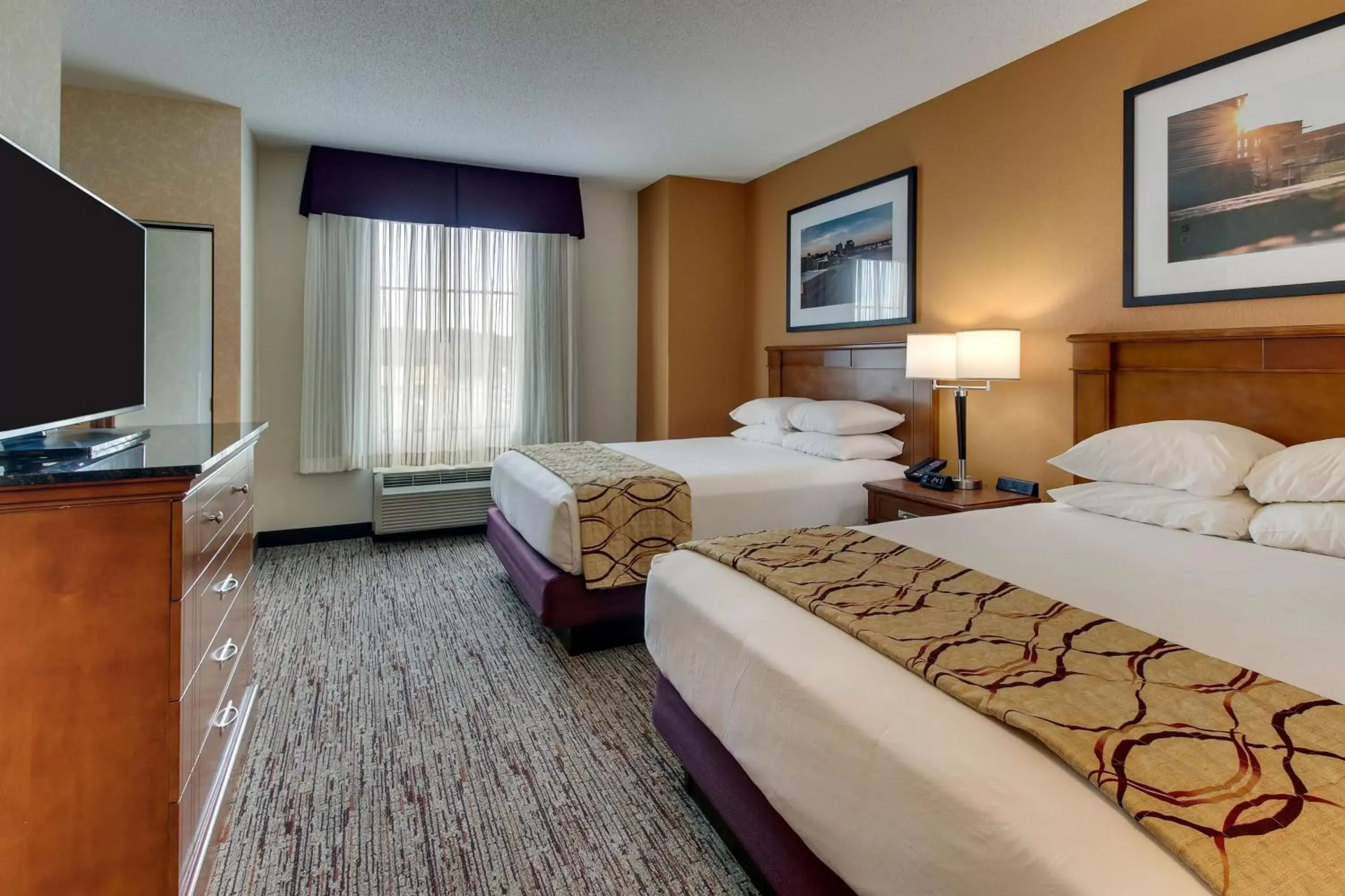 Photo of the whole room, Bed in Drury Inn & Suites Meridian