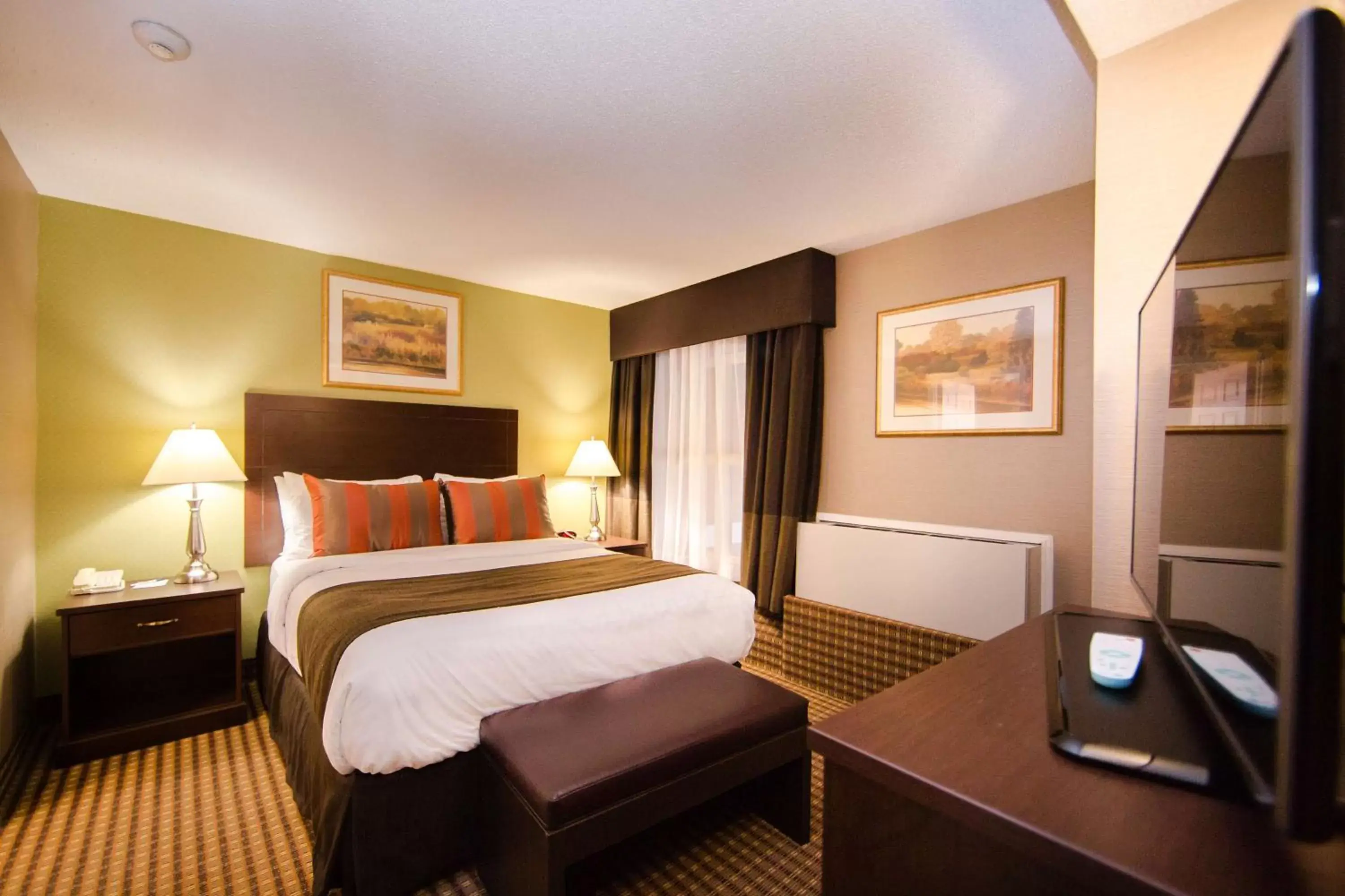 Photo of the whole room, Bed in Best Western Plus Ottawa Kanata Hotel and Conference Centre