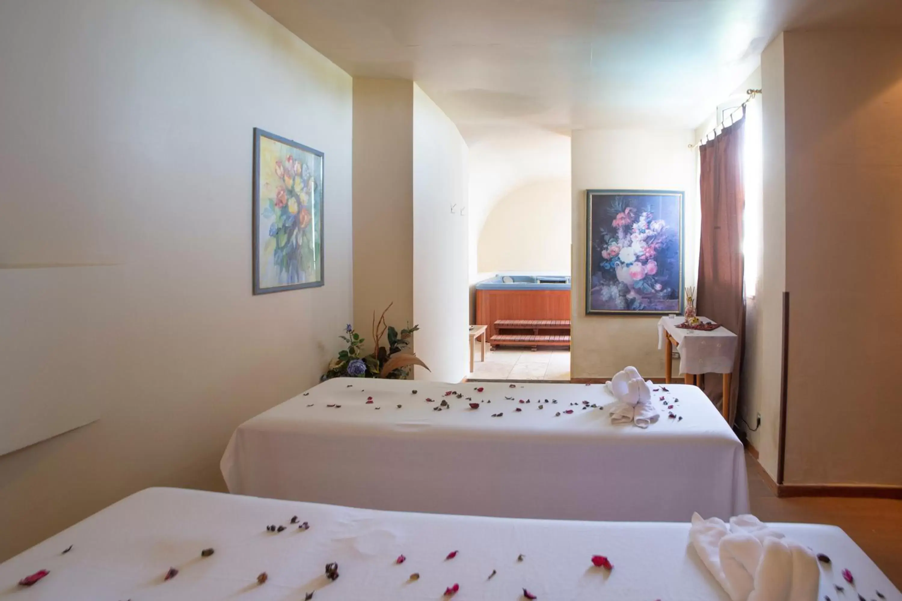 Hot Tub, Bathroom in Toscana Wellness Resort