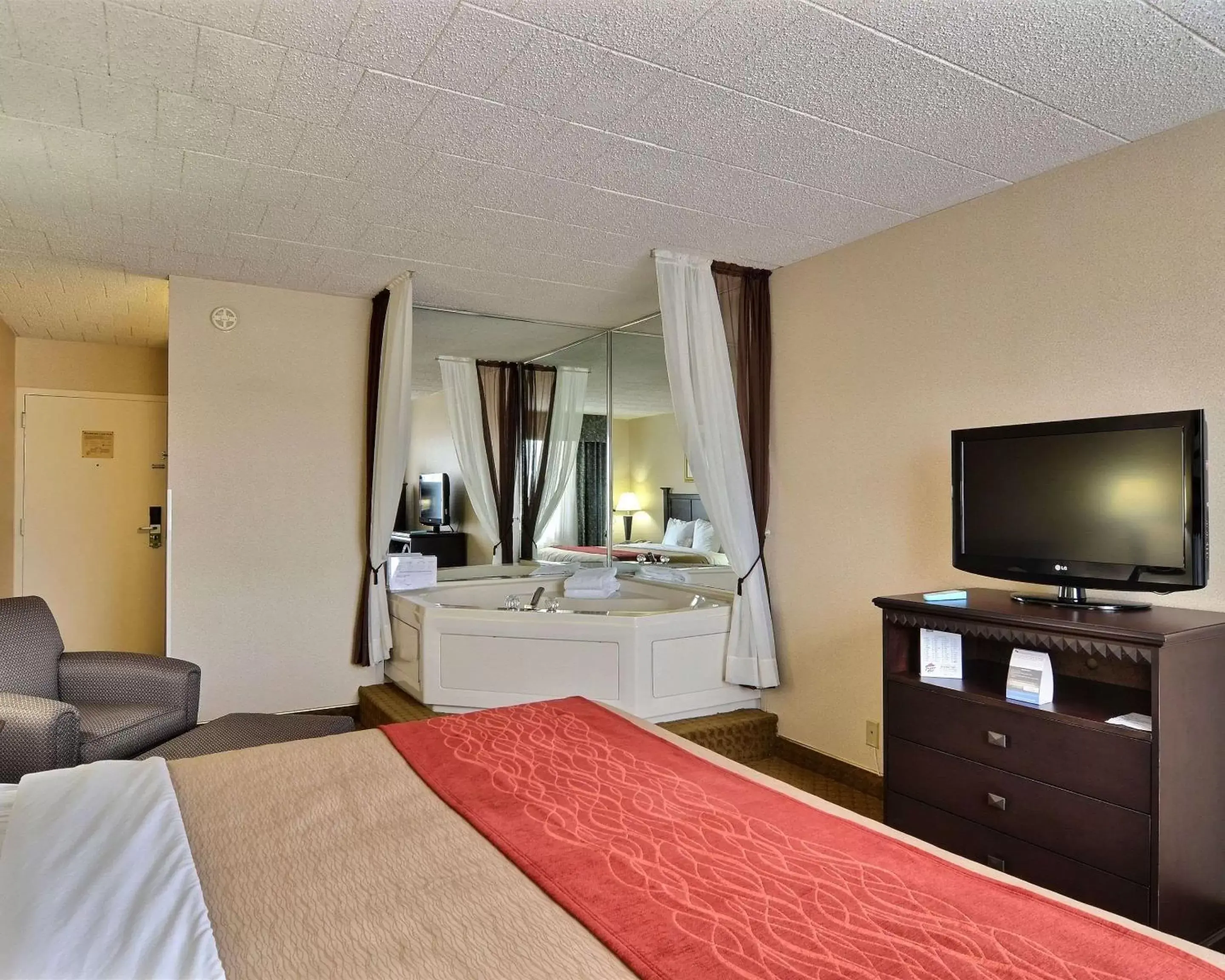 Photo of the whole room, TV/Entertainment Center in Comfort Inn Somerset