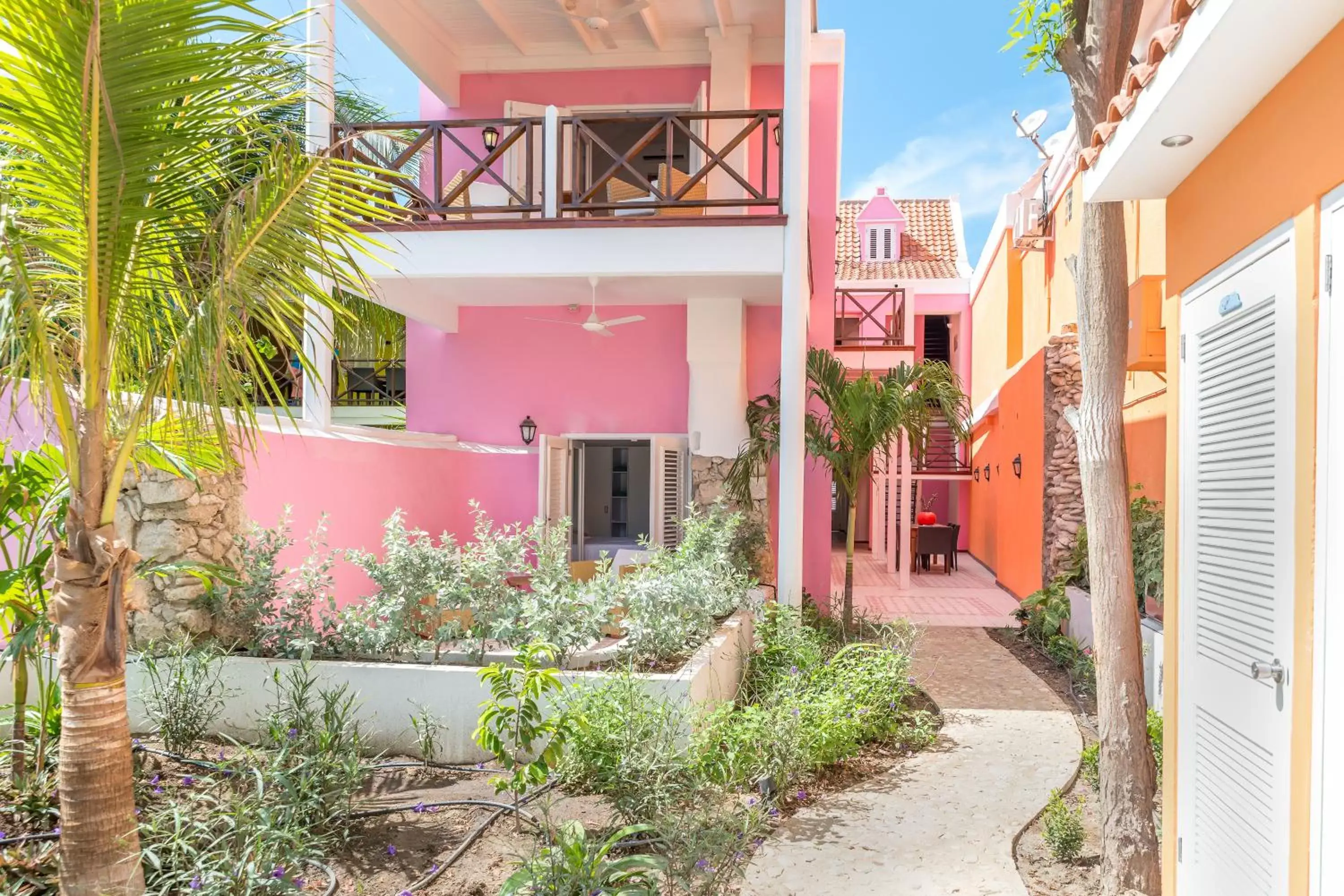 Patio, Property Building in Scuba Lodge & Suites