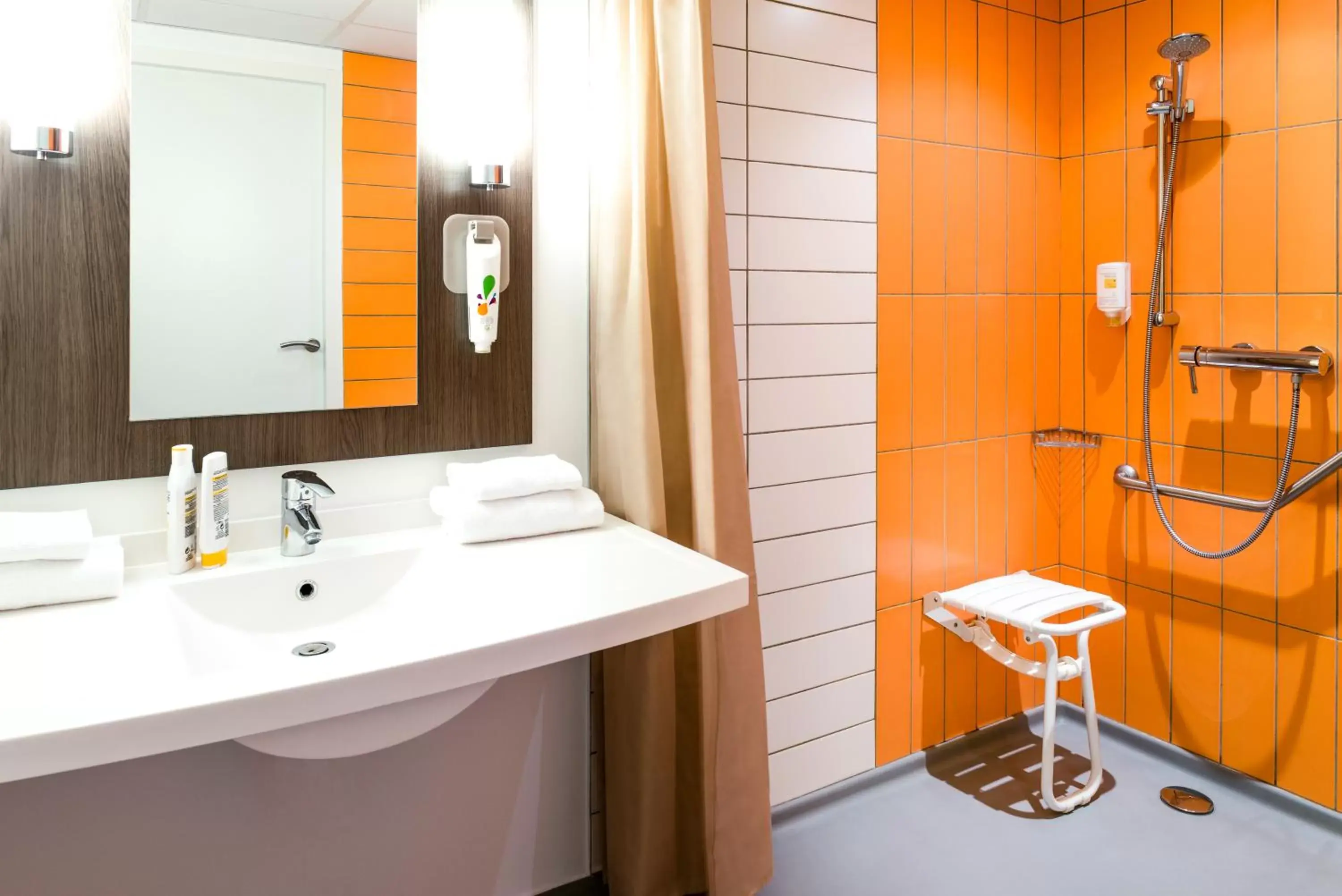 Bathroom in Ibis Styles Lyon Centre - Gare Part Dieu