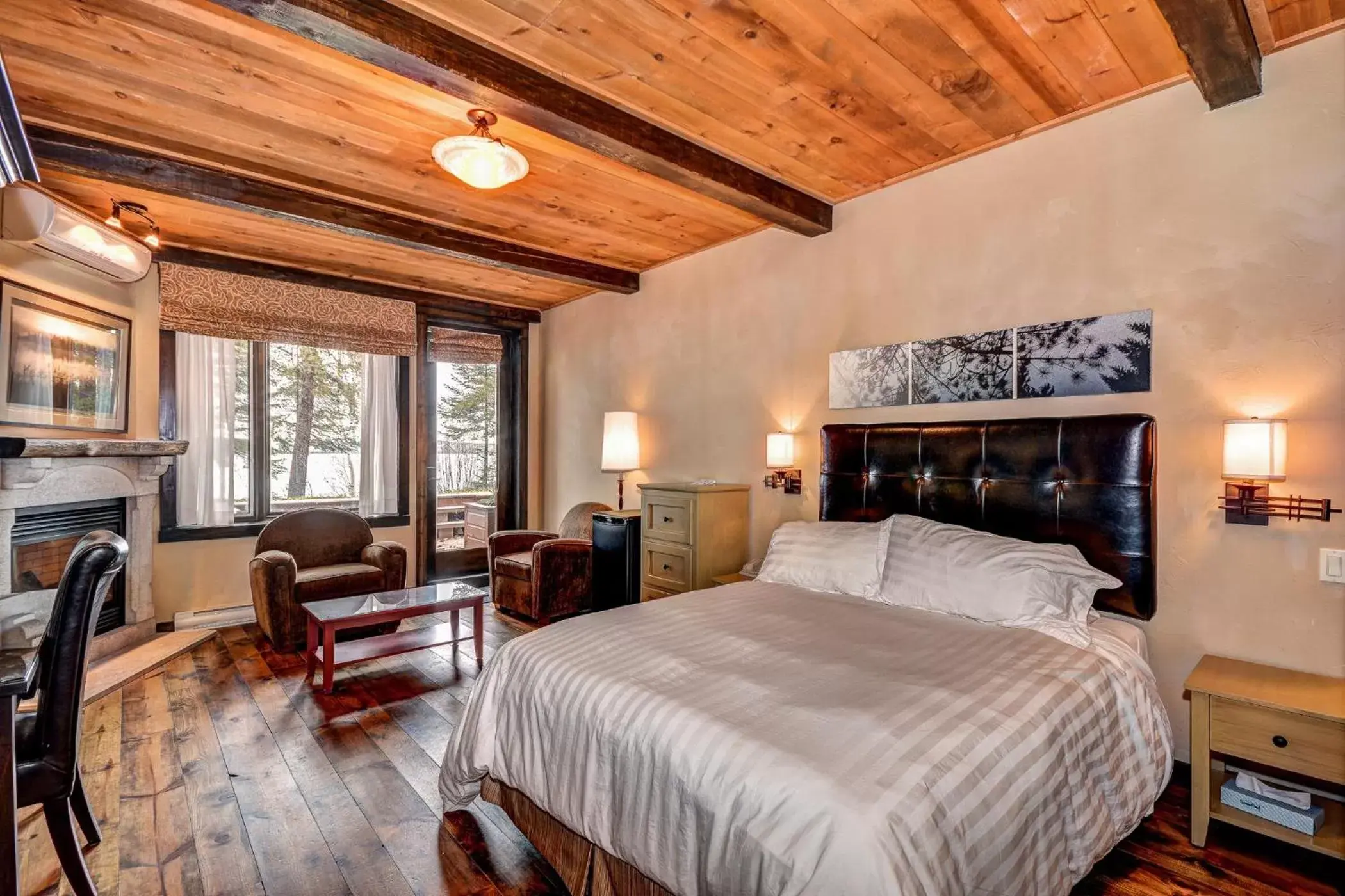 Classic Room- Lake view with balcony in Les Condos Du Lac Taureau- Rooms & Condos Classic Room- Lake view with balcony in Les Condos Du Lac Taureau- Rooms & Condos