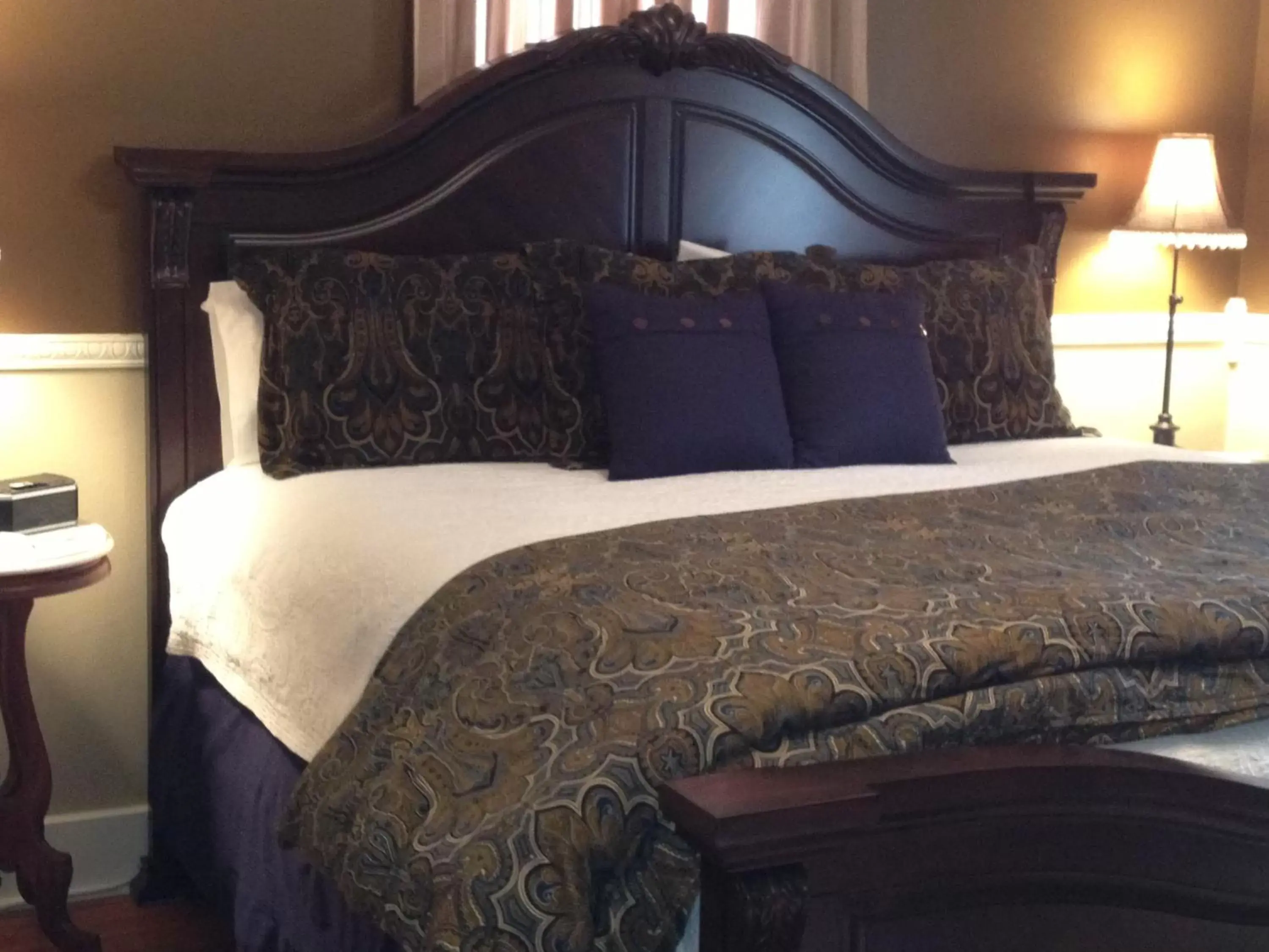 Bedroom, Bed in Heartstone Inn
