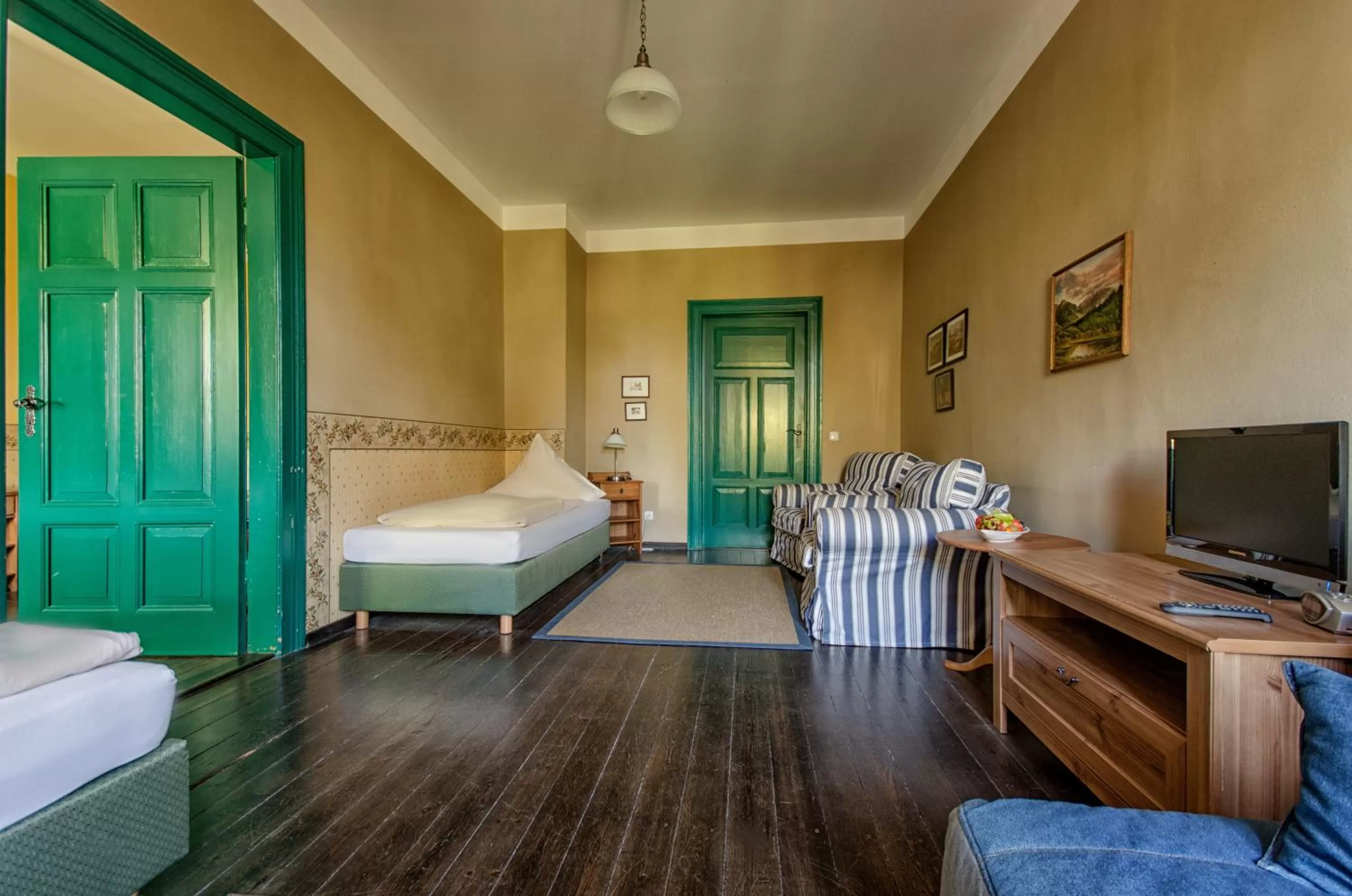 Photo of the whole room, Bed in Hotel zur Henne