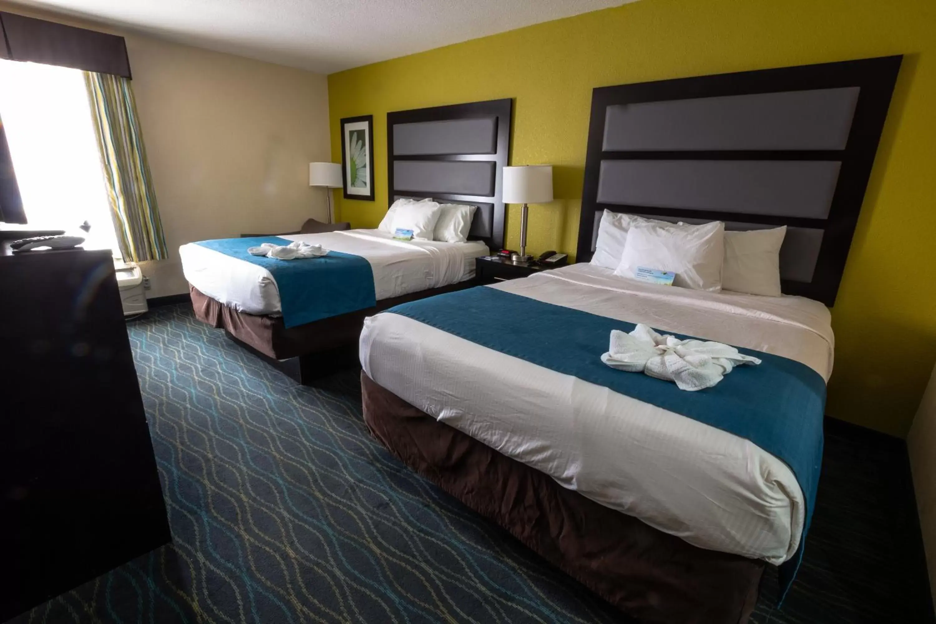 Photo of the whole room, Bed in Days Inn & Suites by Wyndham Commerce