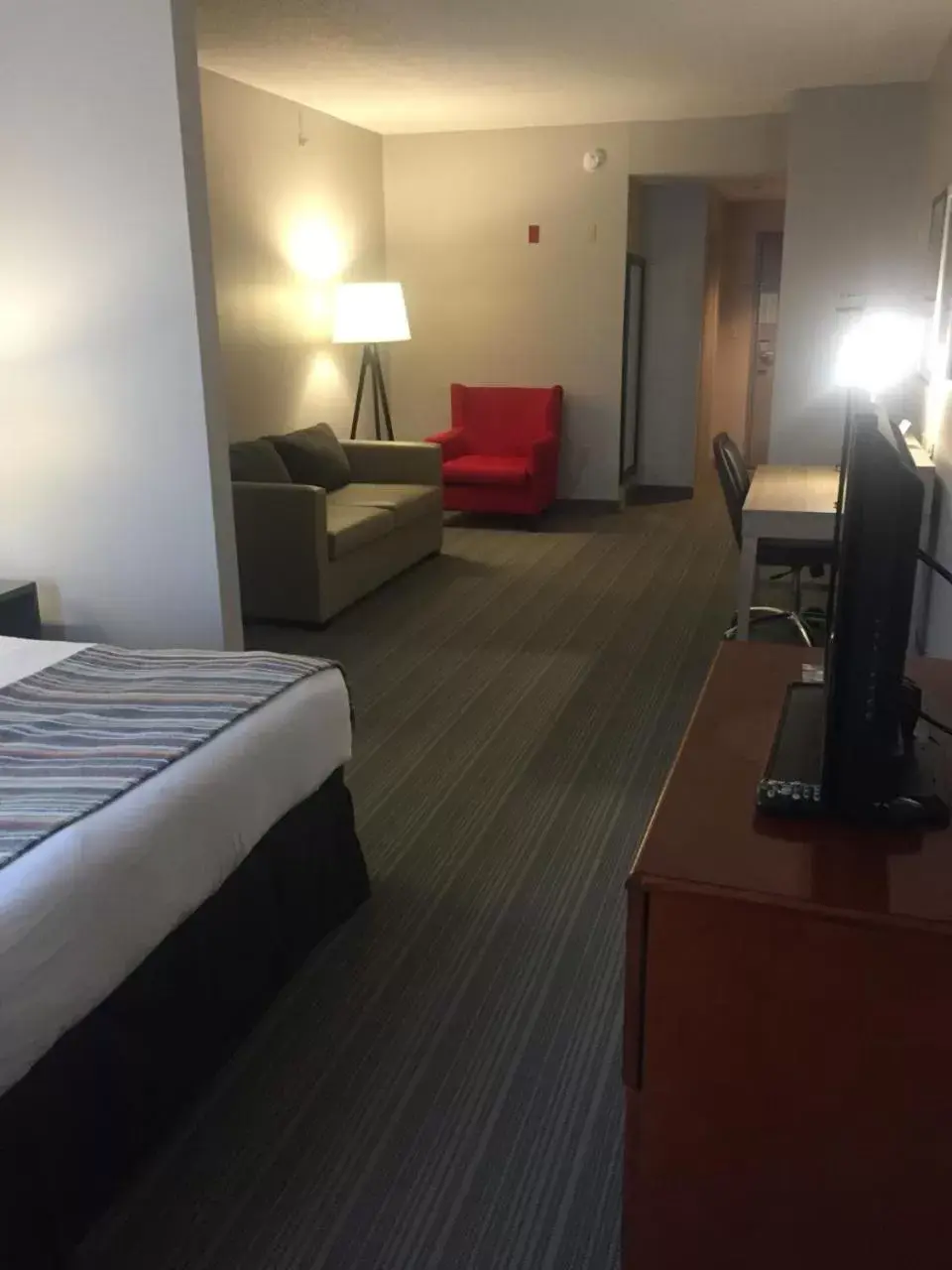 Living room in Country Inn & Suites by Radisson, Brockton (Boston), MA