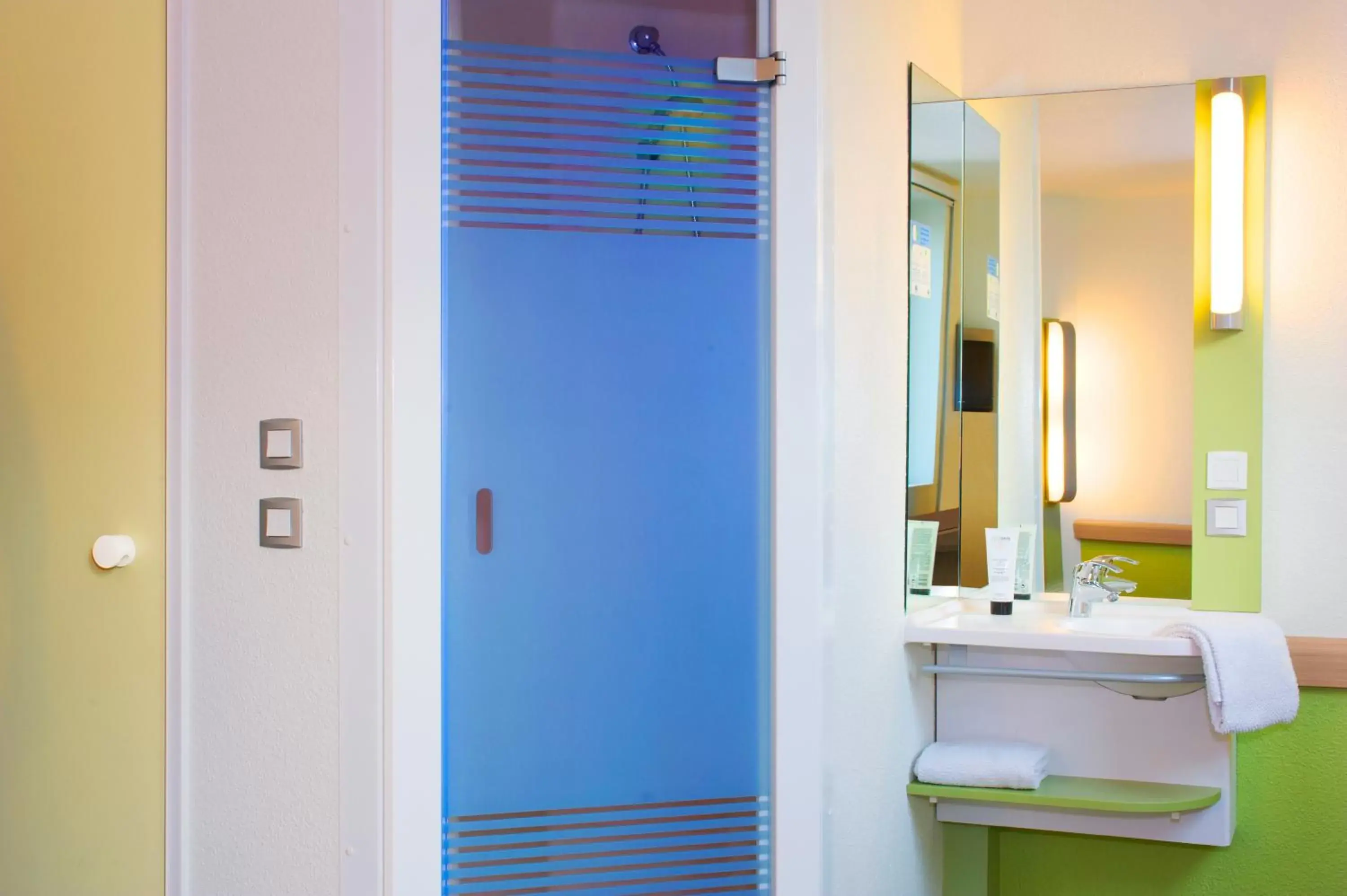 Bedroom, Bathroom in ibis budget Aix Les Bains - Grésy