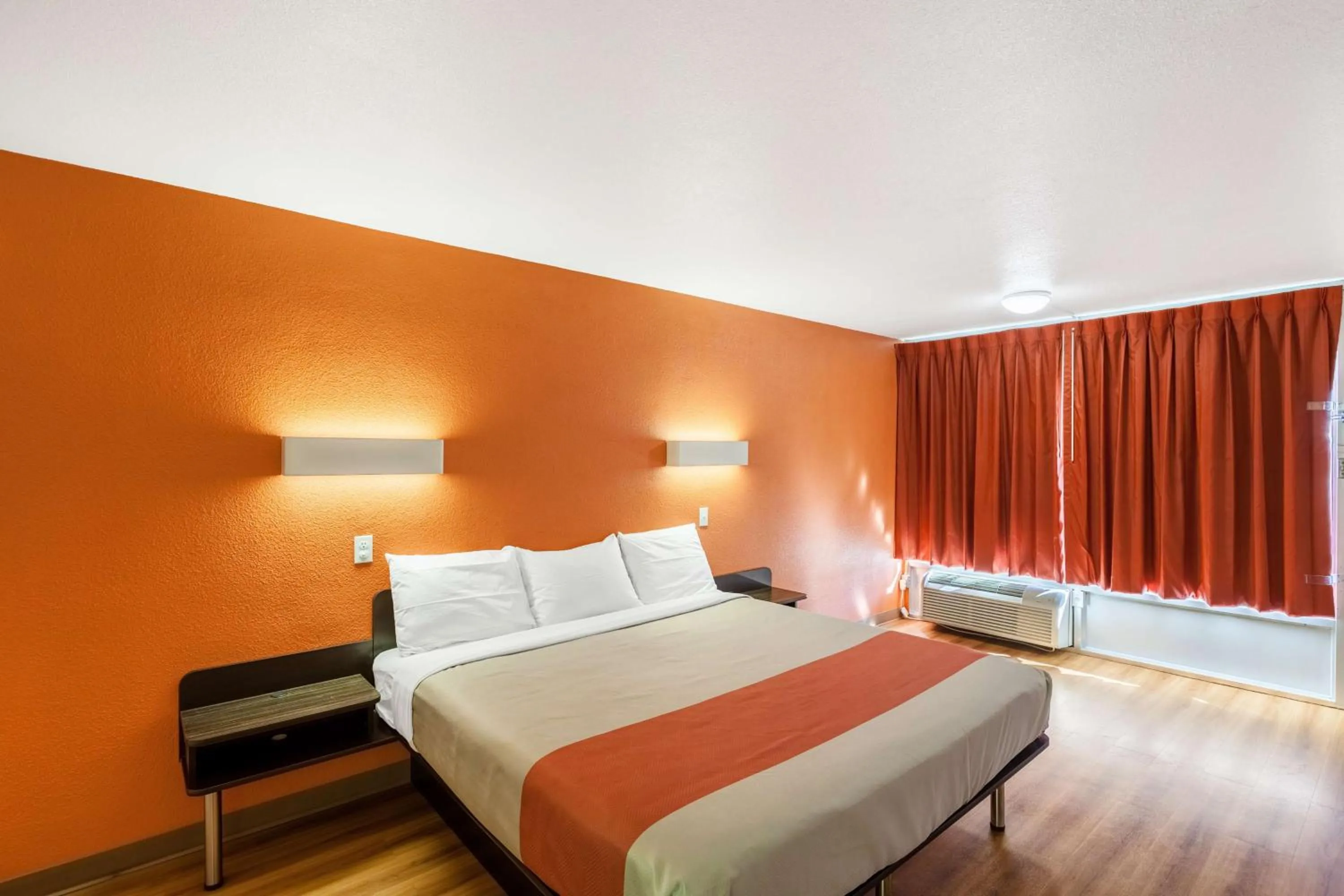 Photo of the whole room, Bed in Motel 6 Fort Worth, Tx - Stockyards