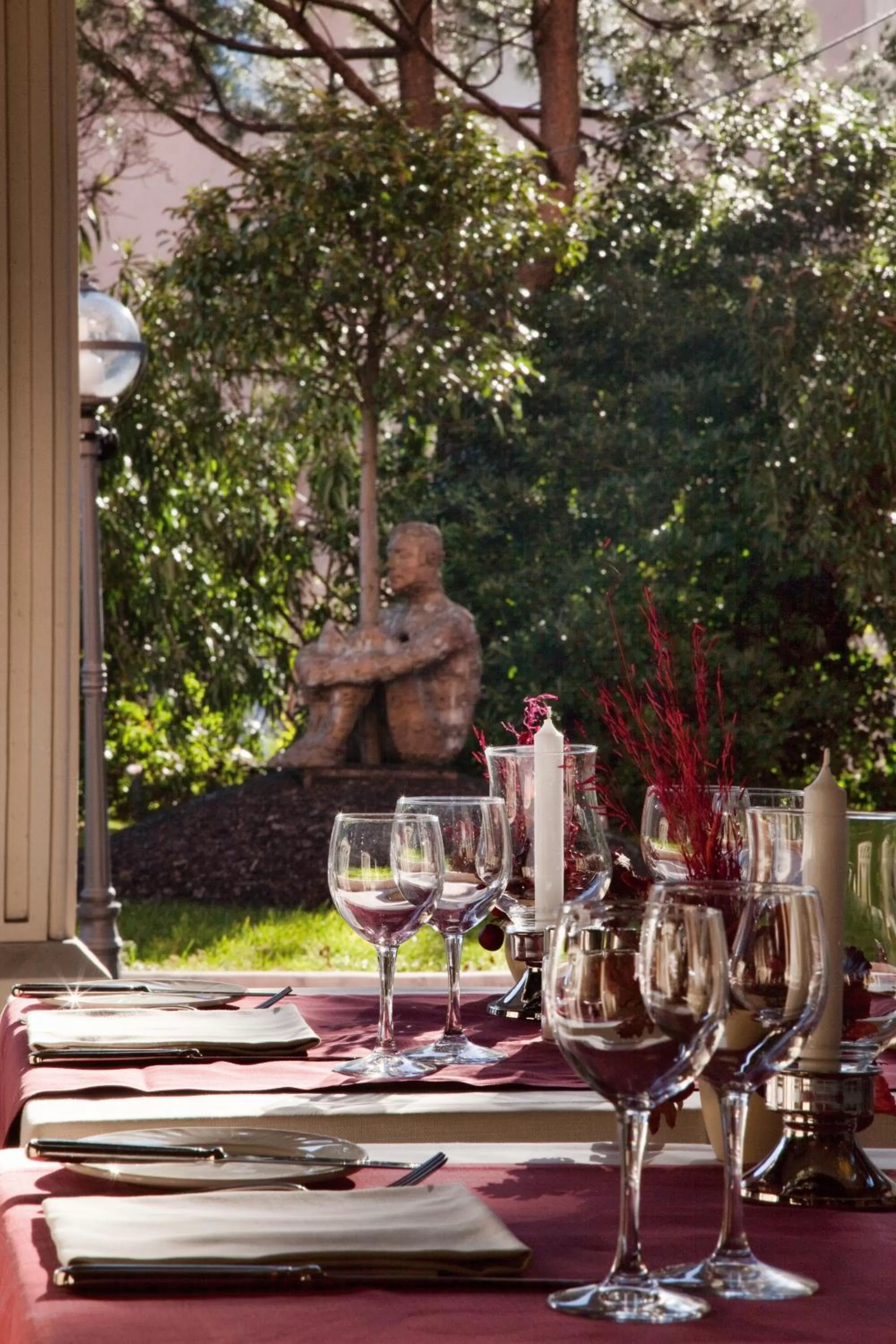 Restaurant/places to eat in Hotel De La Paix