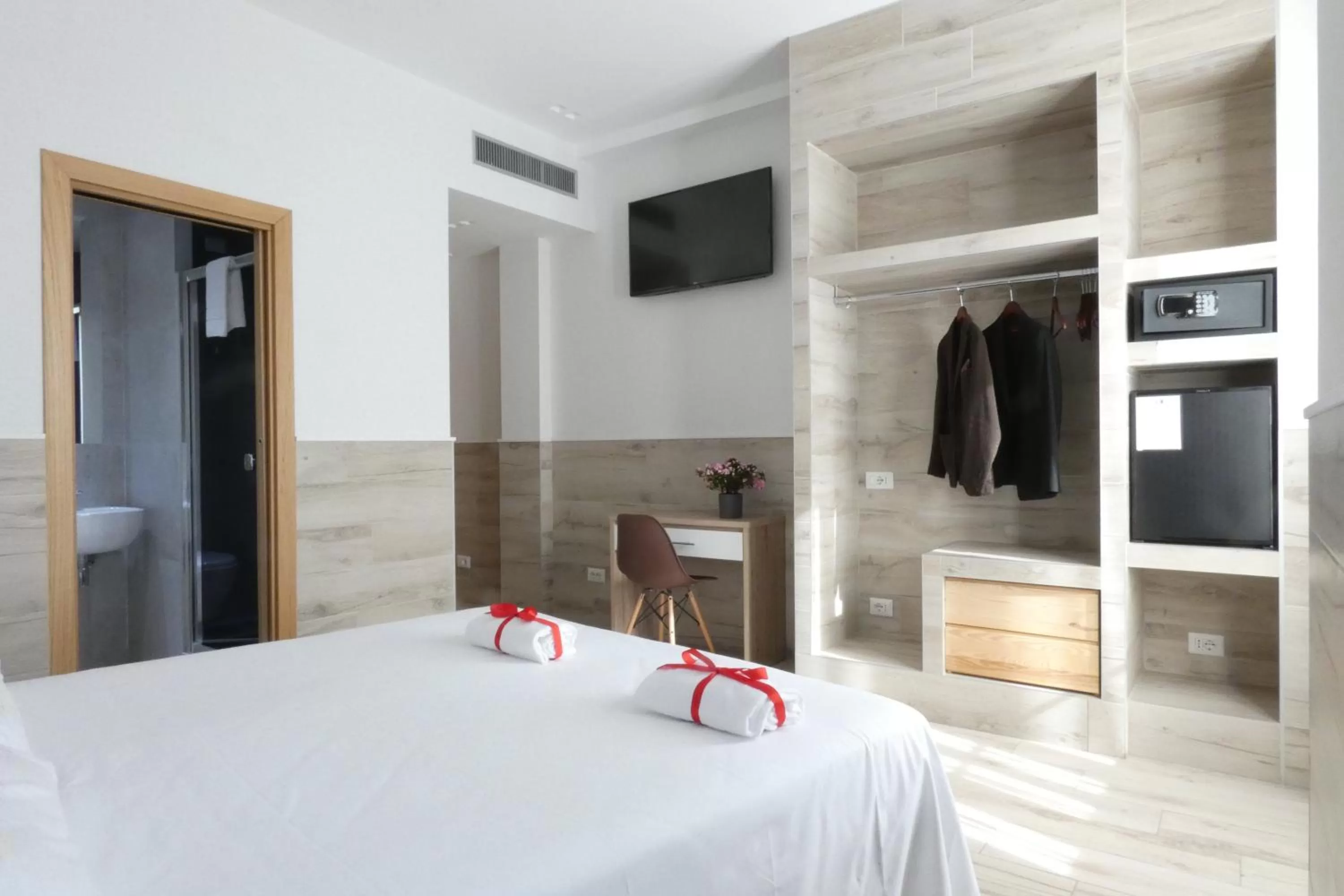 Shower, Bed in Eurohotel