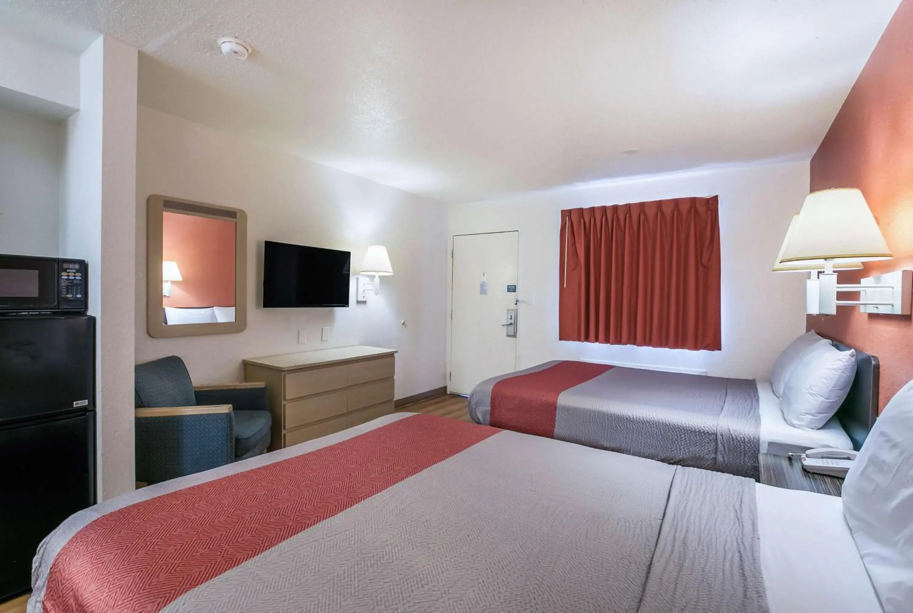 TV and multimedia, Bed in Motel 6-Dothan, AL