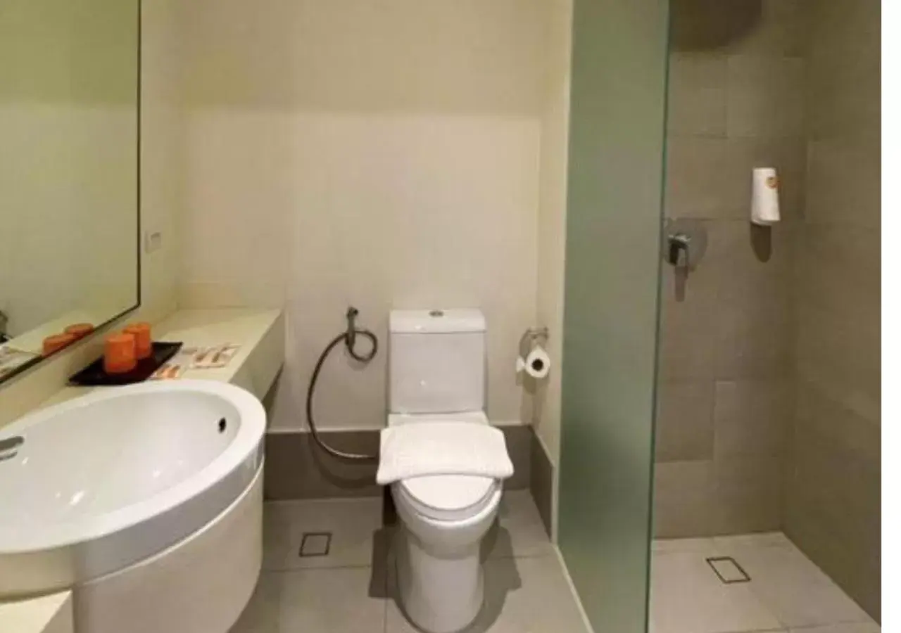 Shower, Bathroom in Go Hotels Mandaluyong