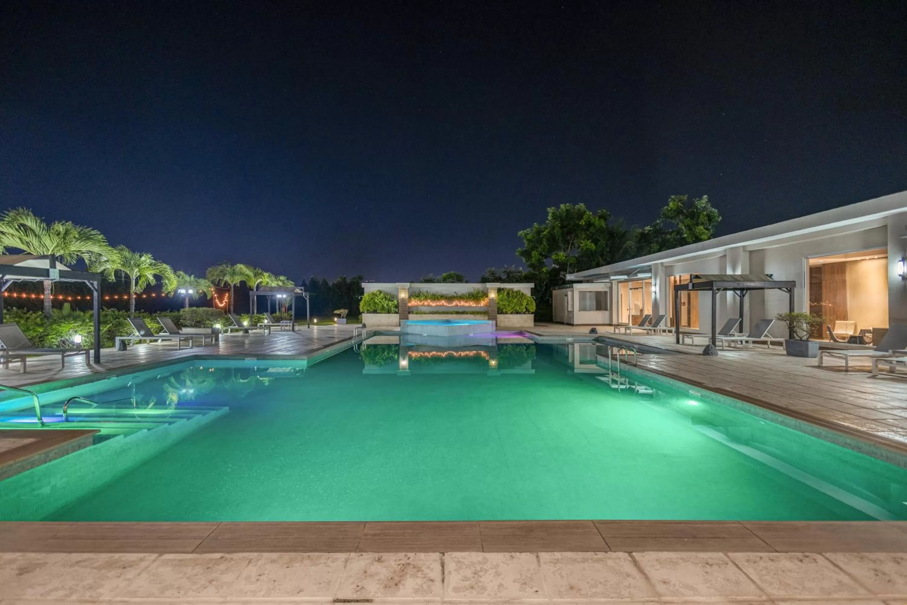 Swimming pool in Crowne Plaza Airport by IHG