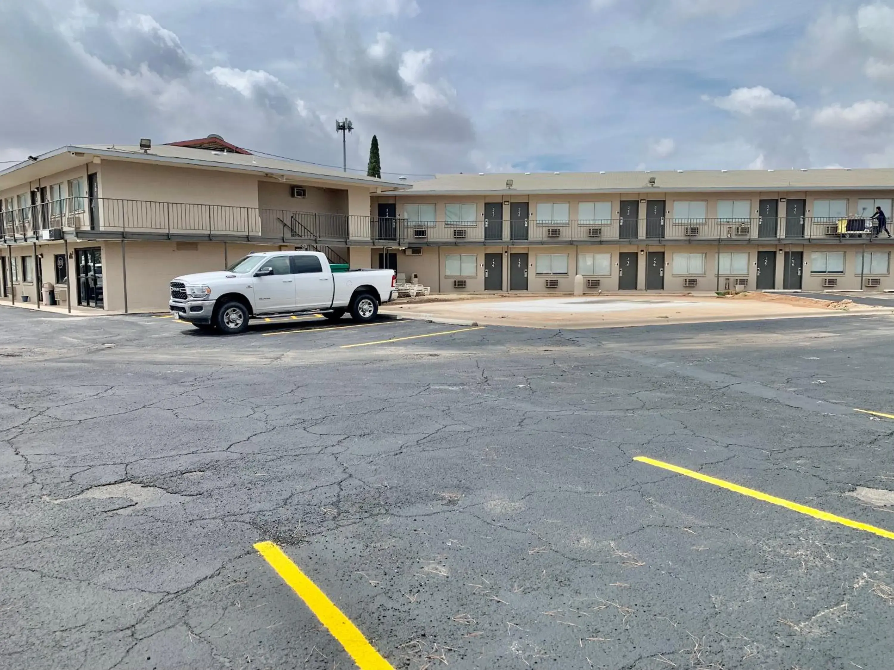 Property Building in Executive Inn Midland