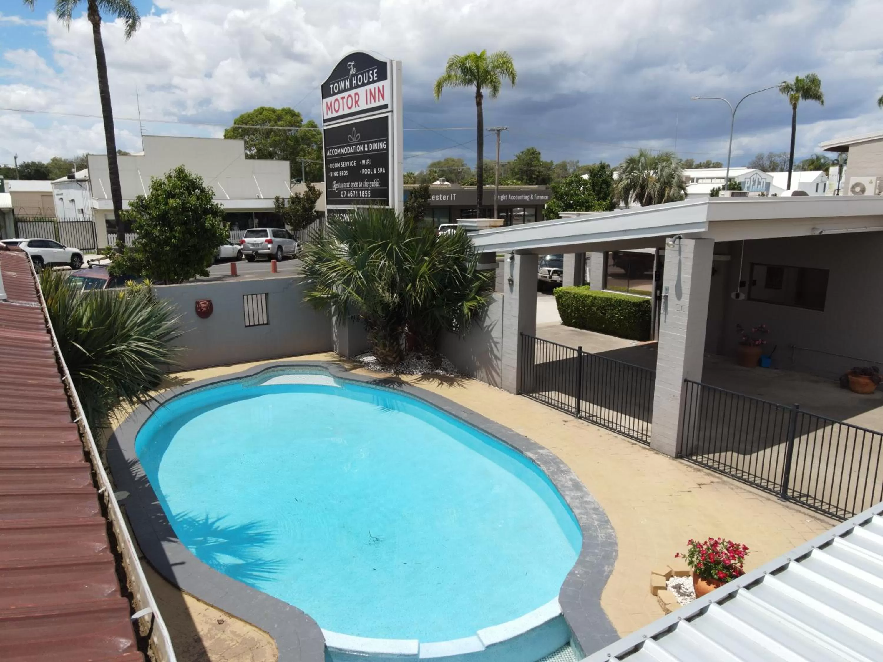 Pool view in The Town House Motor Inn