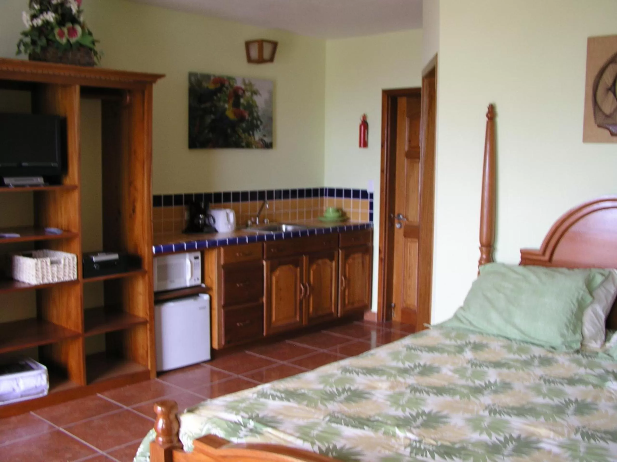 Kitchen or kitchenette, Bed in Alan's Paradise Hotel