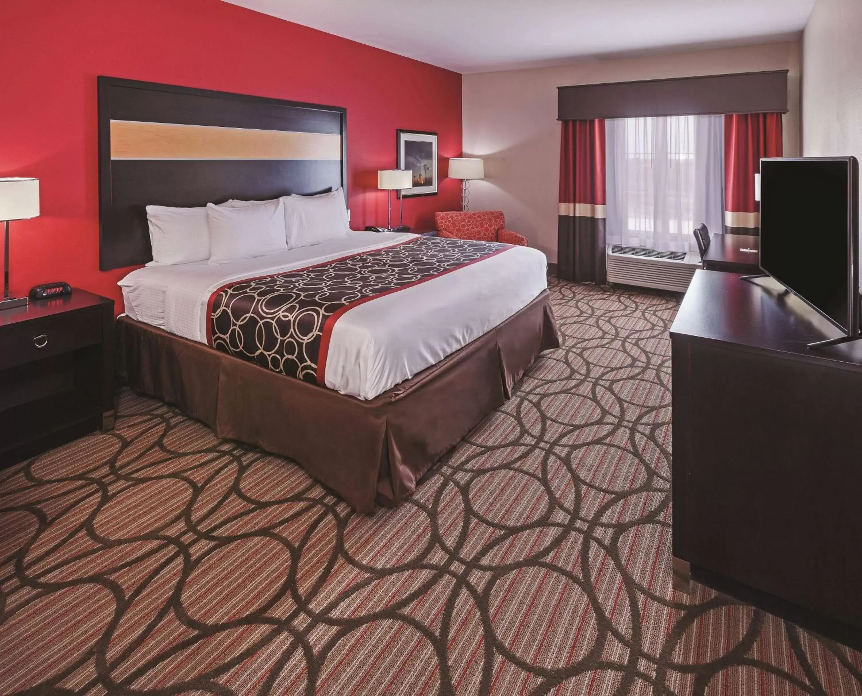 Photo of the whole room, Bed in La Quinta by Wyndham Wichita Falls - MSU Area
