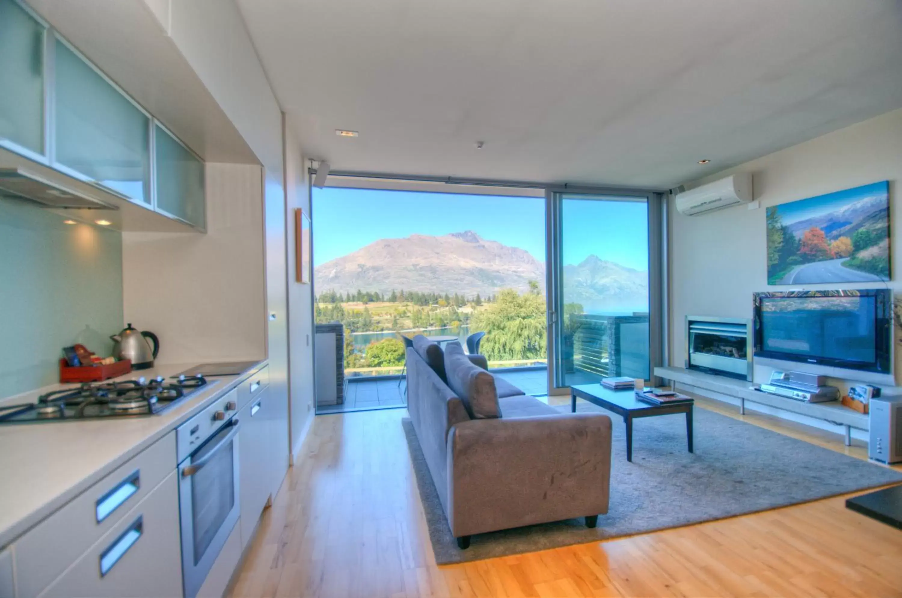 Lake View One Bedroom Apartment with Balcony in Swiss-Belsuites Pounamu Queenstown Lake View One Bedroom Apartment with Balcony in Swiss-Belsuites Pounamu Queenstown