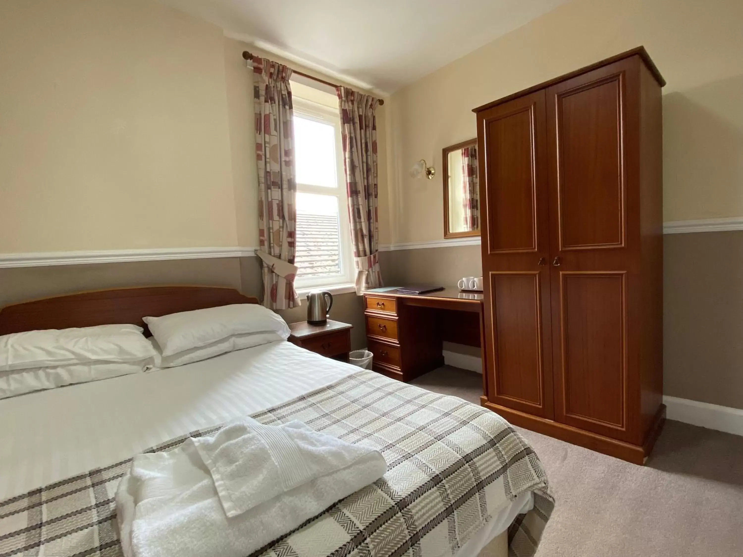 Bedroom, Bed in Kings Arms Hotel