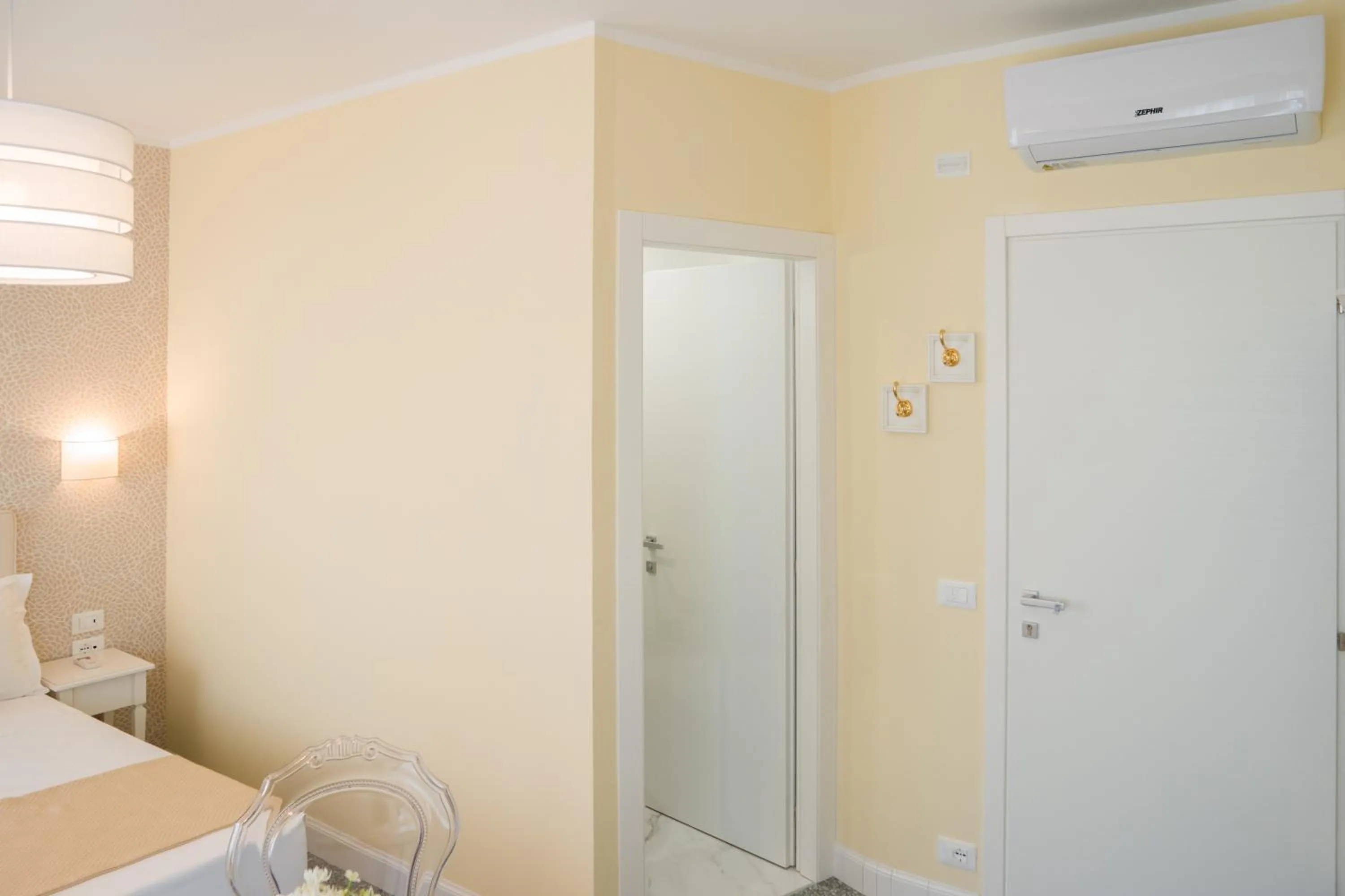 Bathroom, Bed in Guest House Train Station Venice - Atika & Atif