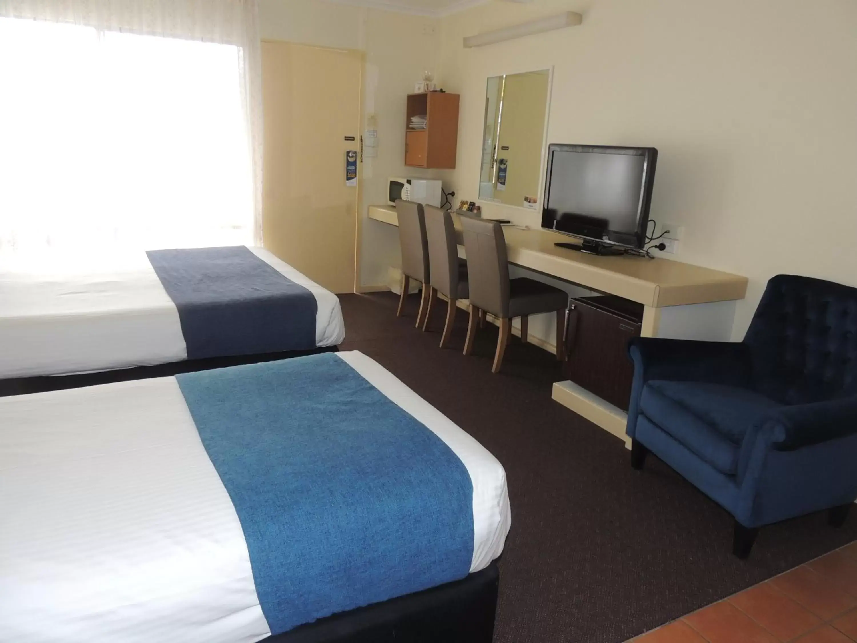 TV and multimedia, Bed in Comfort Inn Premier