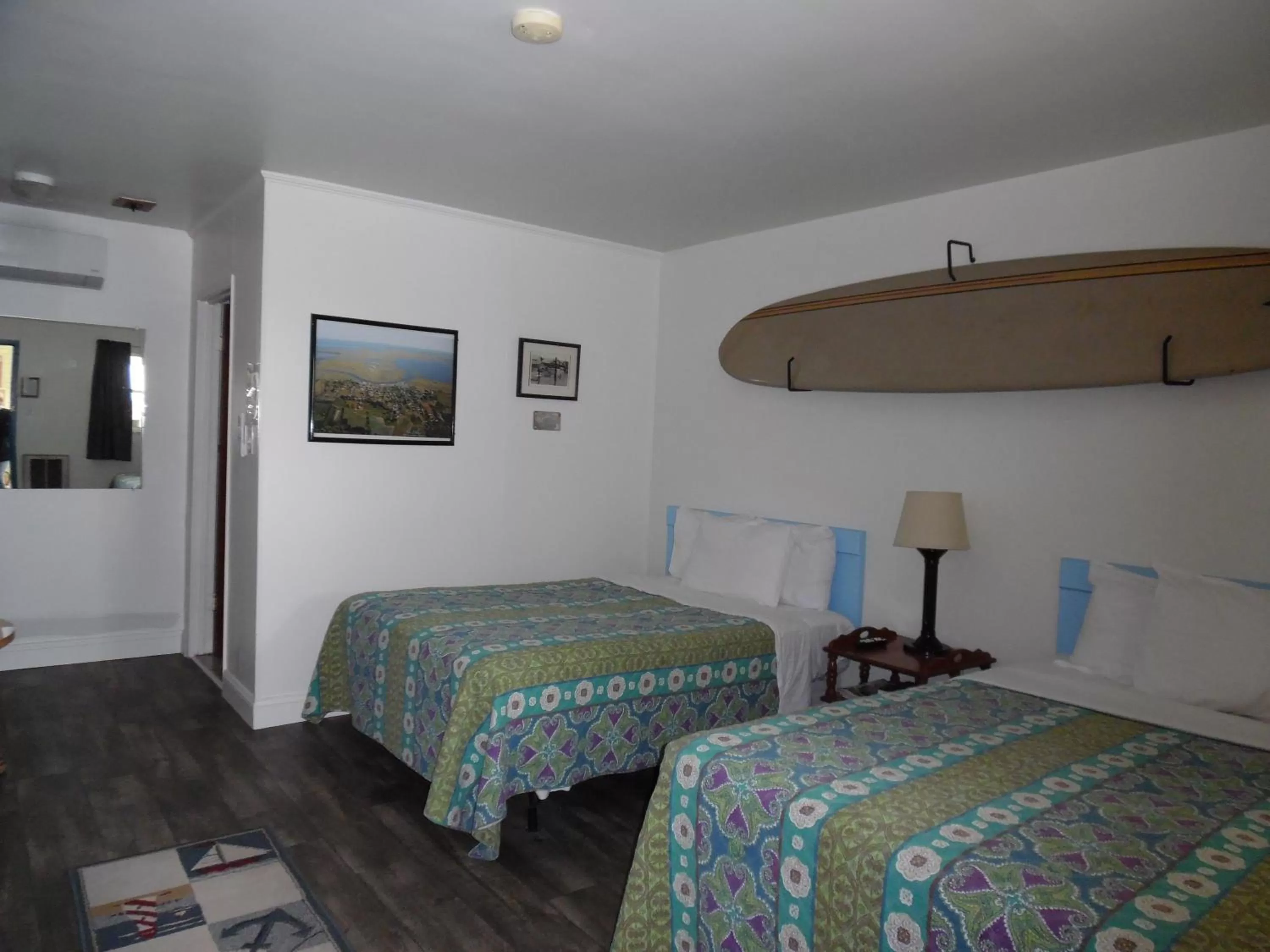 Bed in Wachapreague Inn - Motel Rooms