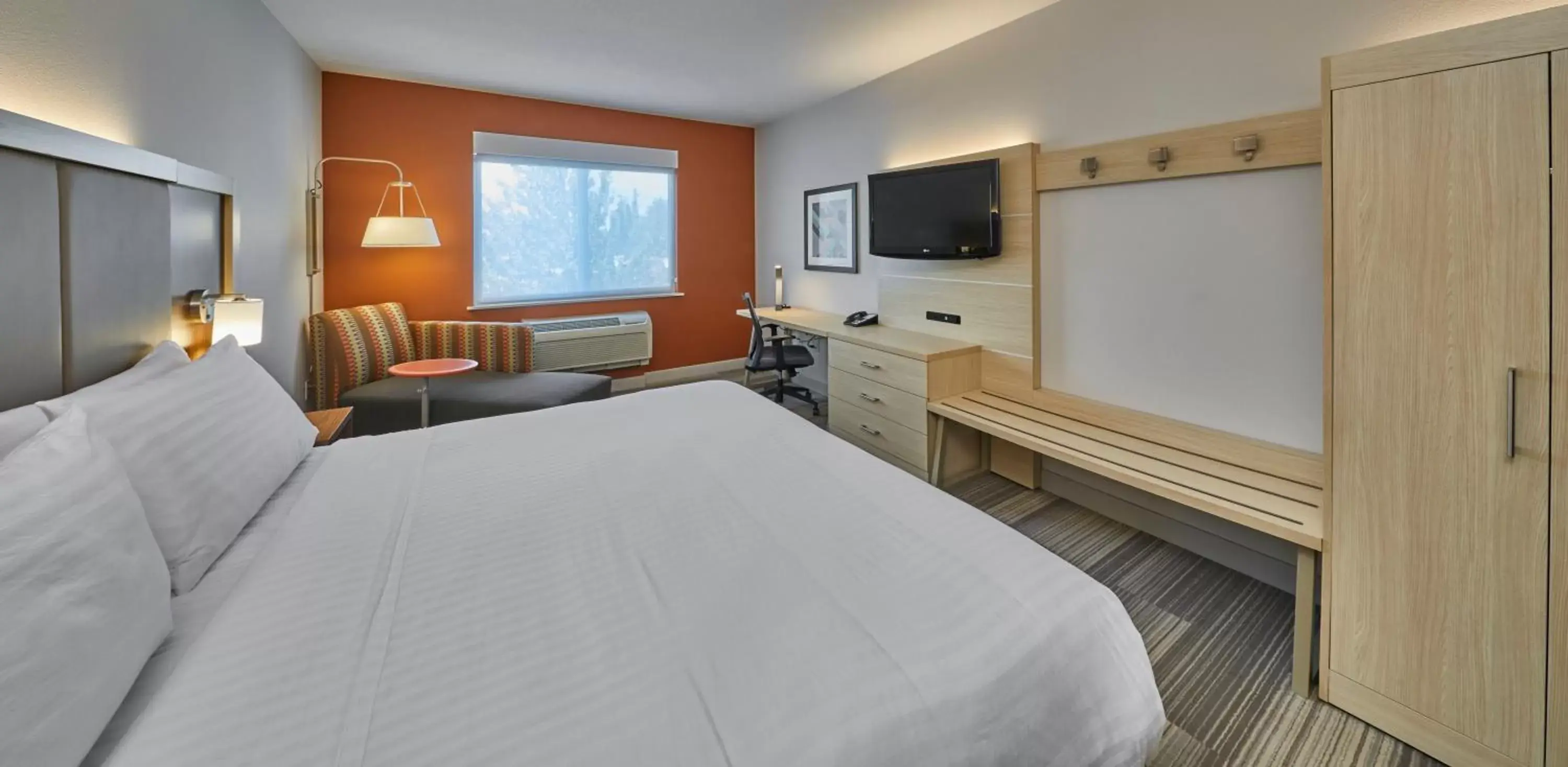 Bed in Holiday Inn Express Hotel & Suites Medford-Central Point, an IHG Hotel