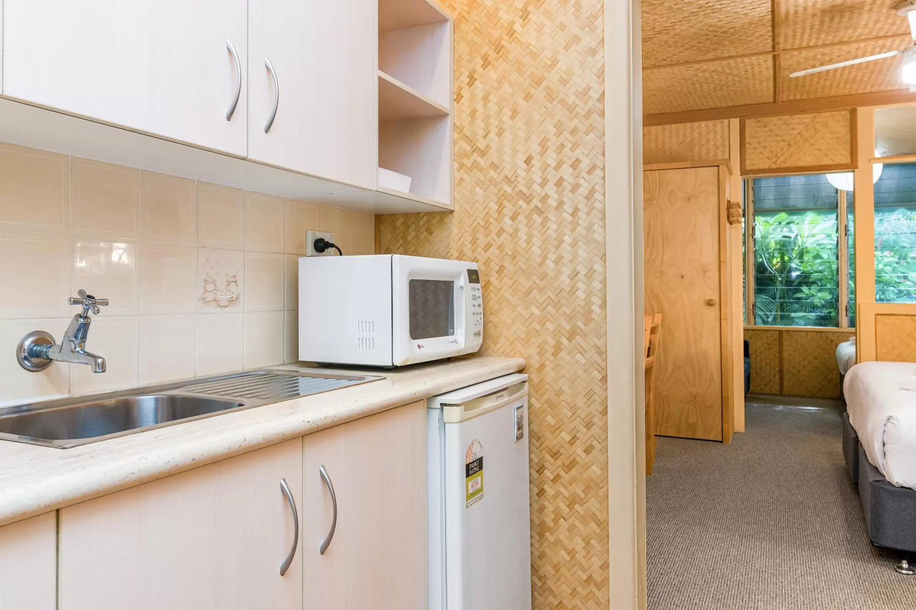 Kitchen/Kitchenette in Tallow Beach Motel