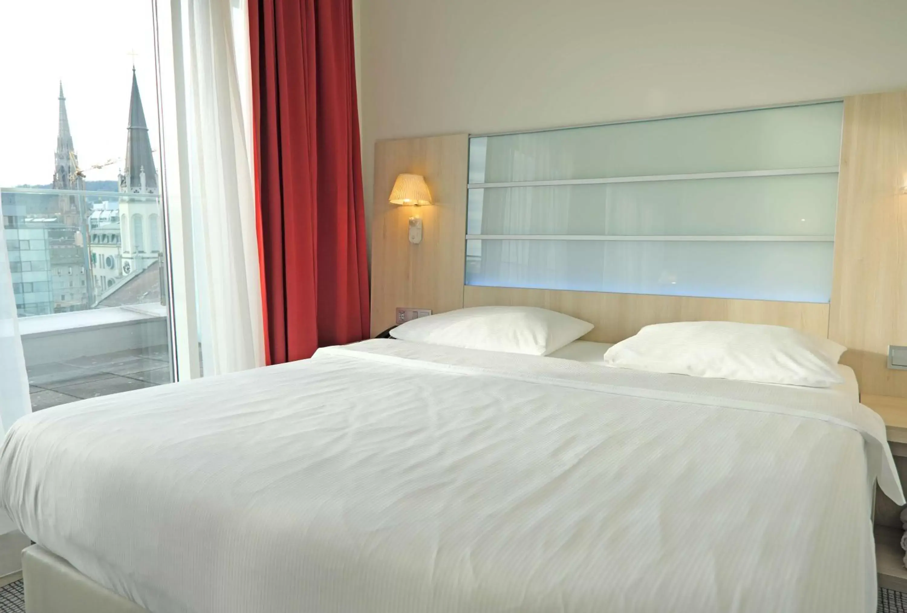 Photo of the whole room, Bed in Park Inn by Radisson Linz