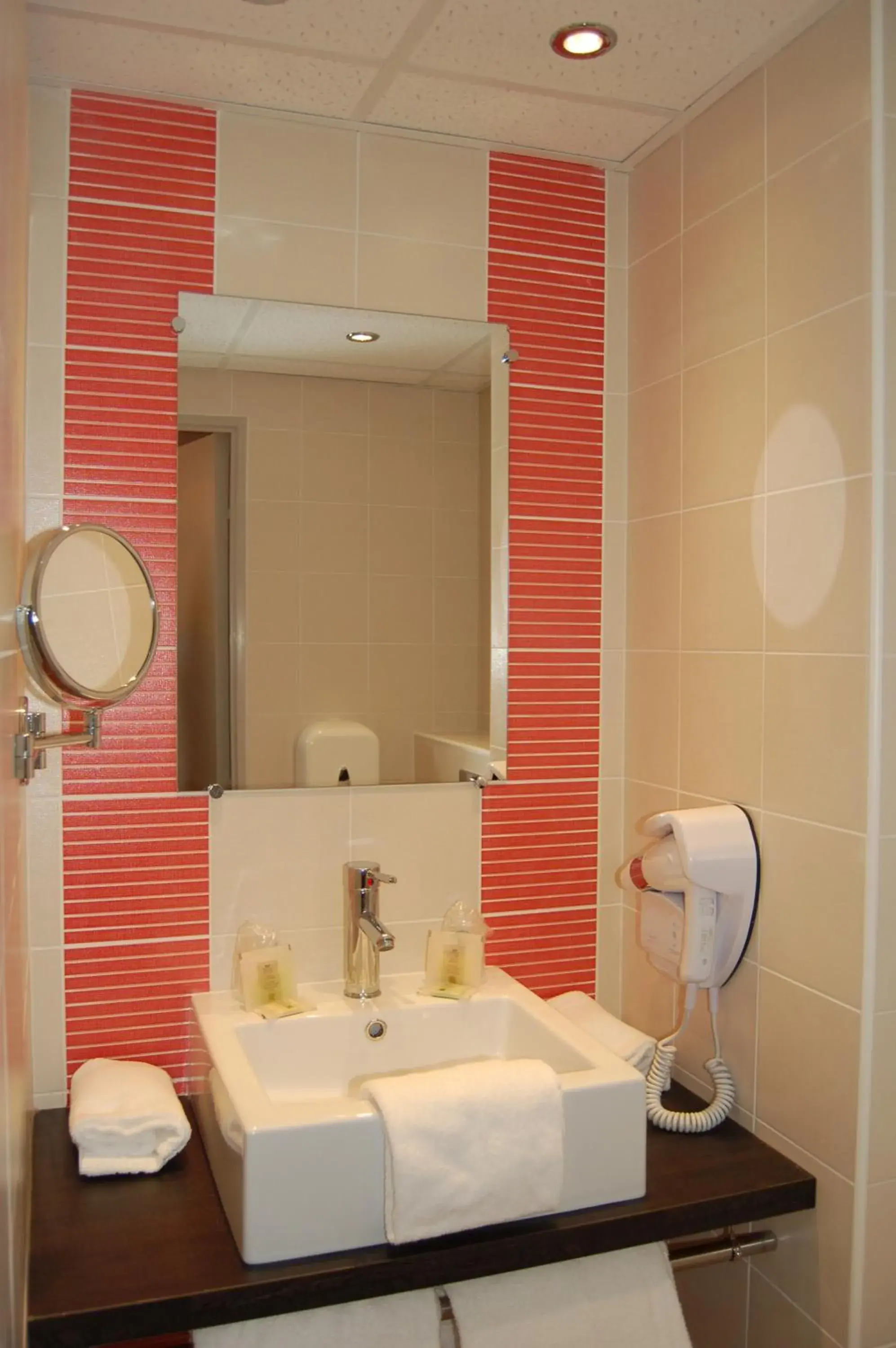 Bathroom in Hôtel Cositel, Coutances