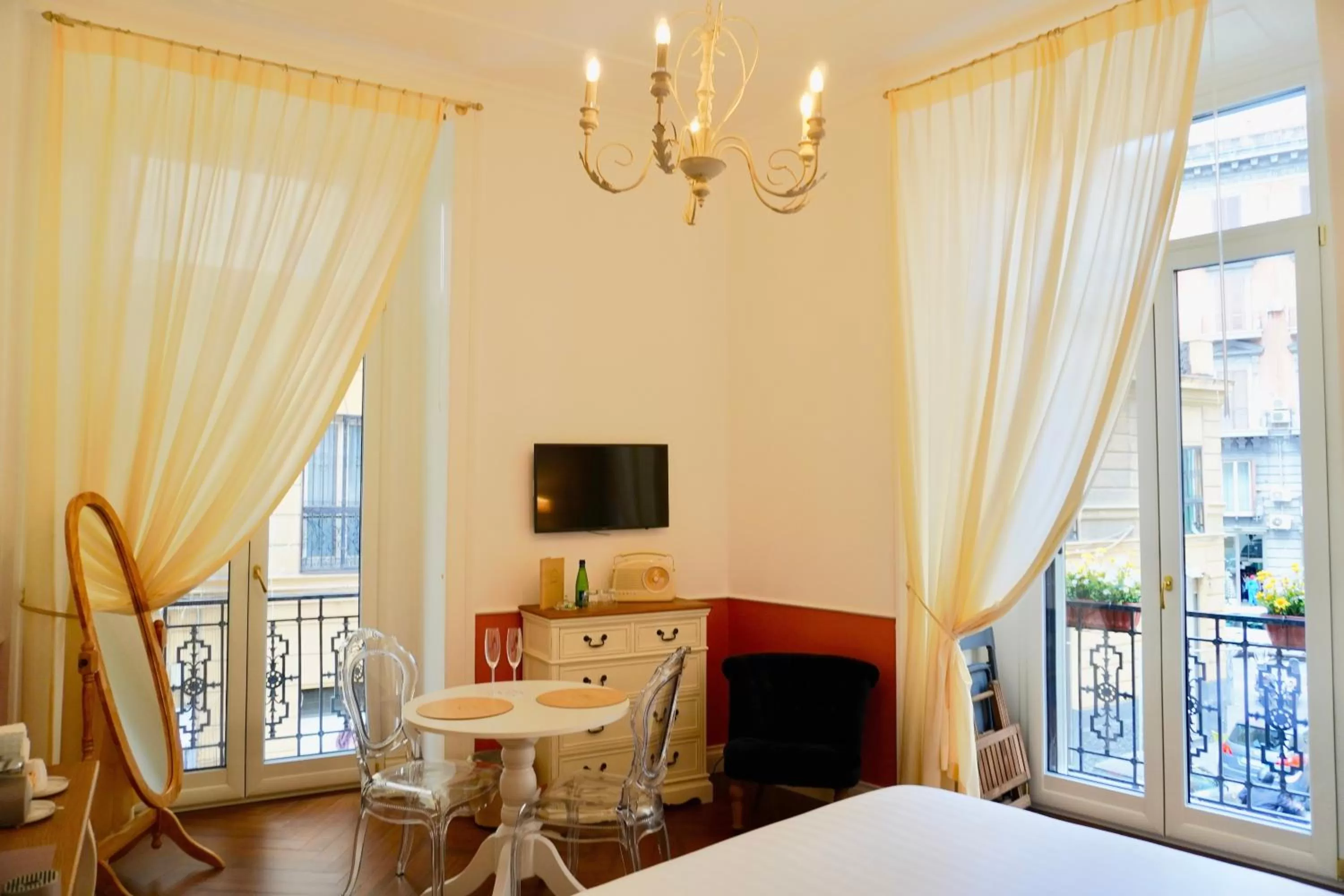 Balcony/Terrace, Bed in Macchiato Suites Boutique Guest House