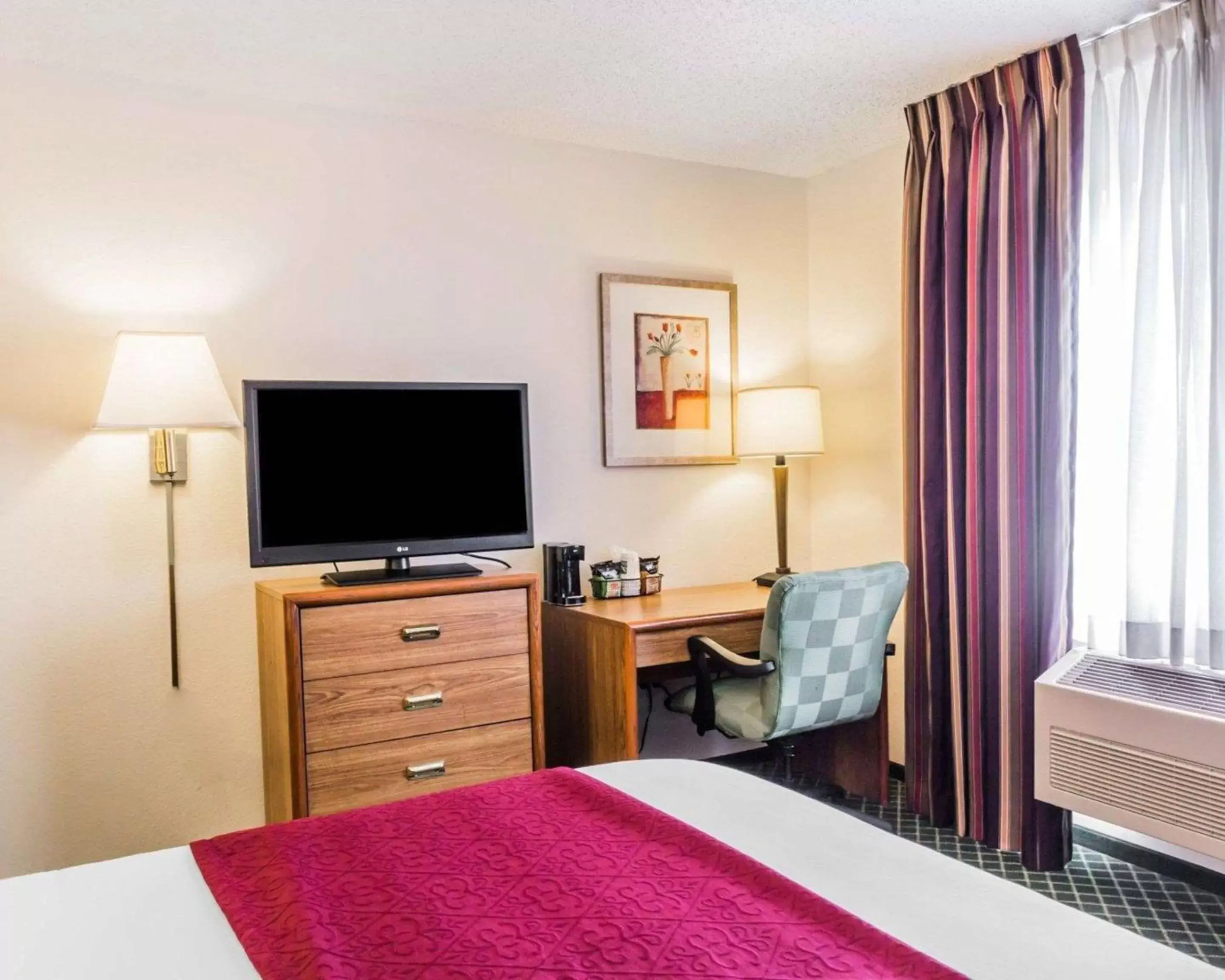 Photo of the whole room, TV/Entertainment Center in Quality Inn & Suites Golden - Denver West