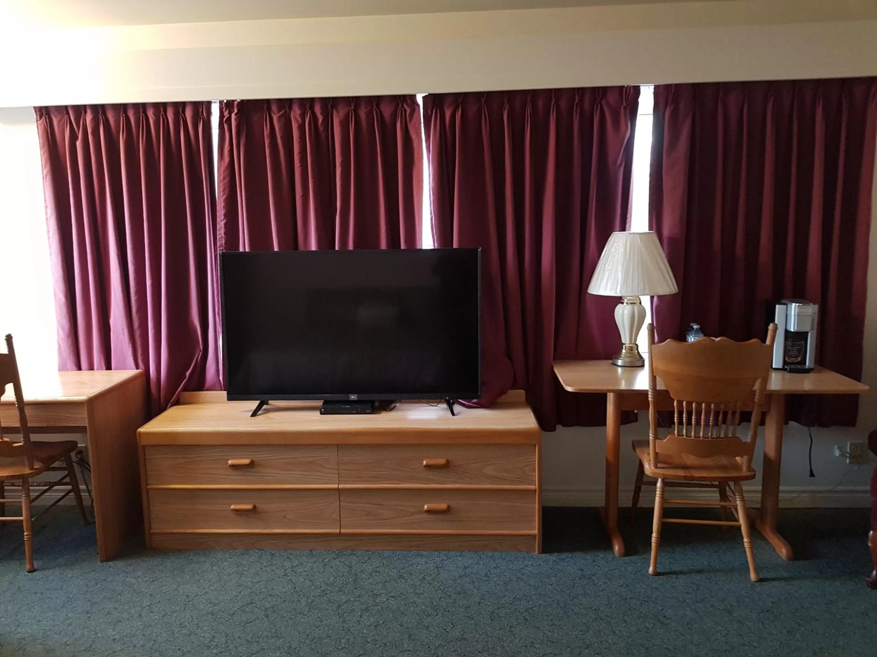 TV/Entertainment Center in Covered Bridge Inn & Suites