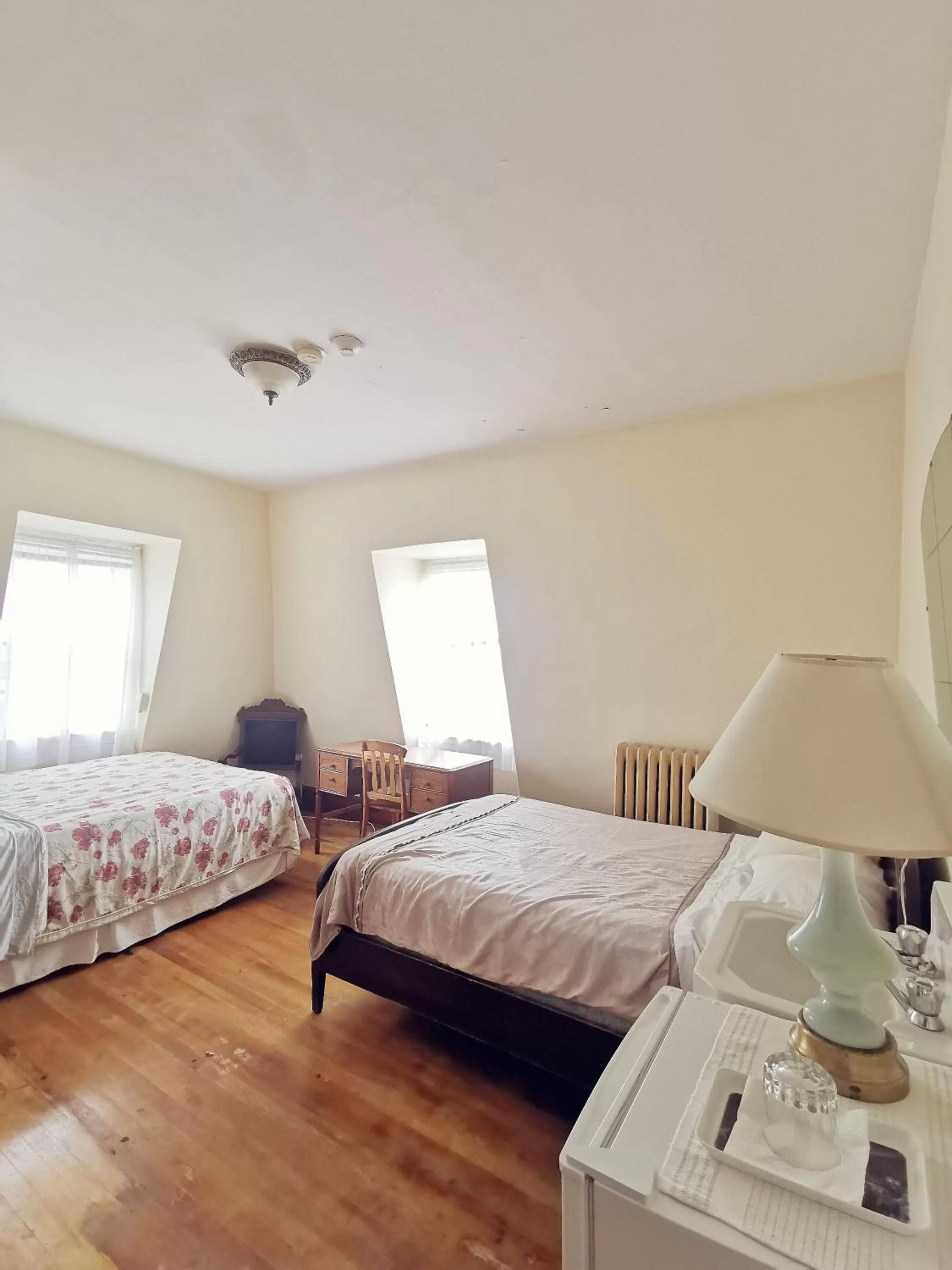 Bedroom, Bed in Royal Hotel