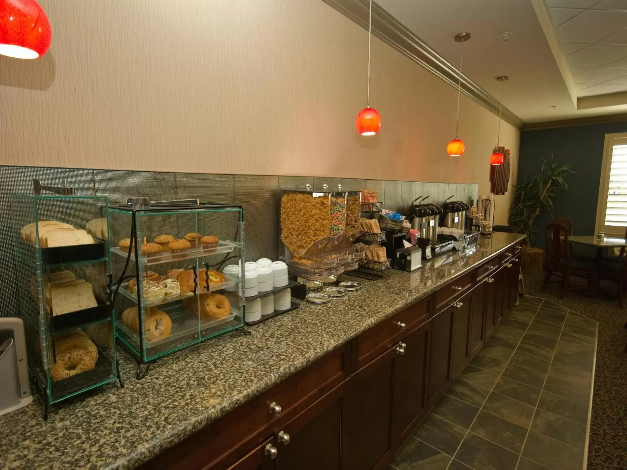 Continental breakfast, Restaurant/Places to Eat in Redwood Inn & Suites