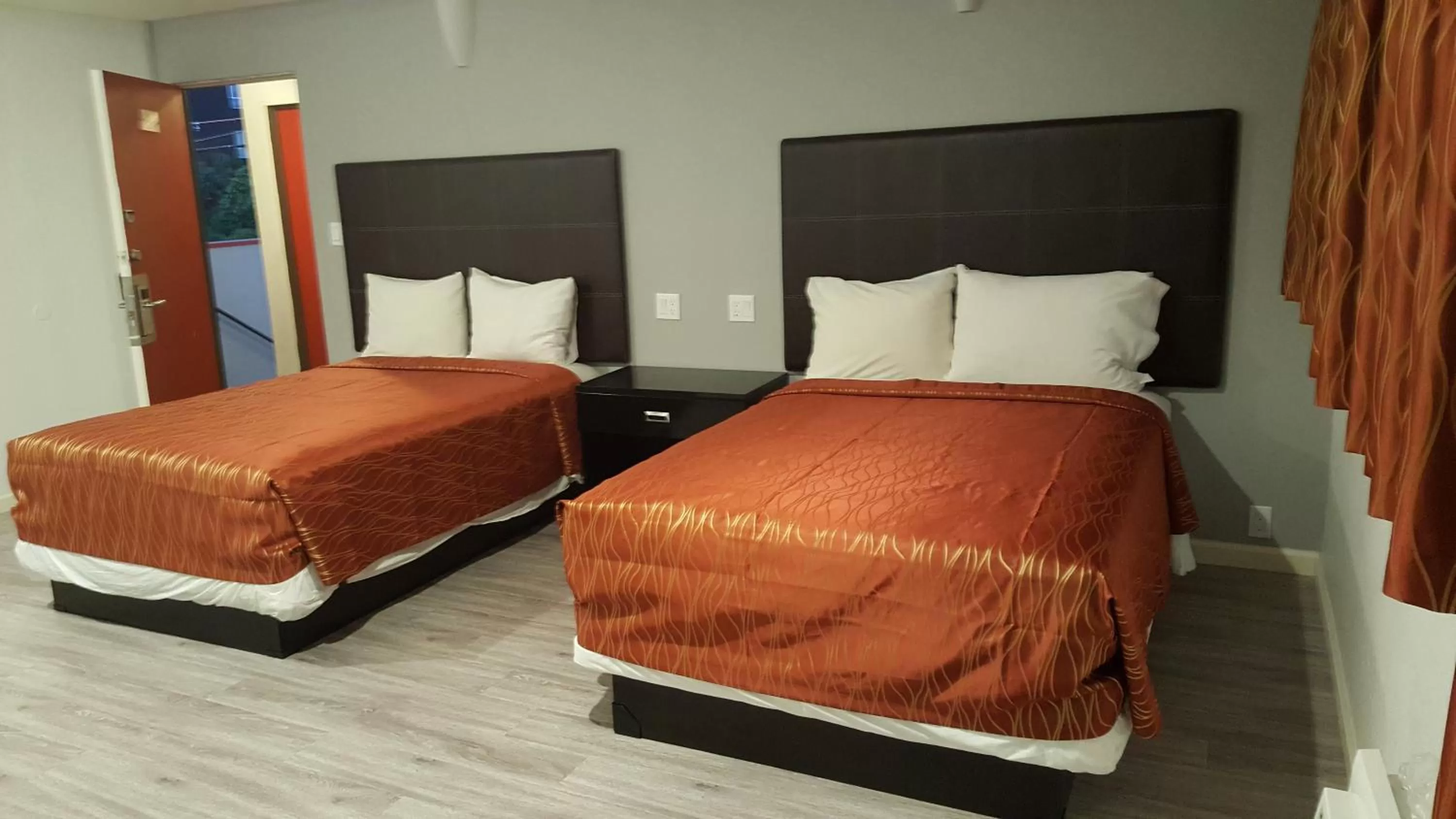 Bed in Guest Harbor Inn- Port Of Los Angeles San Pedro