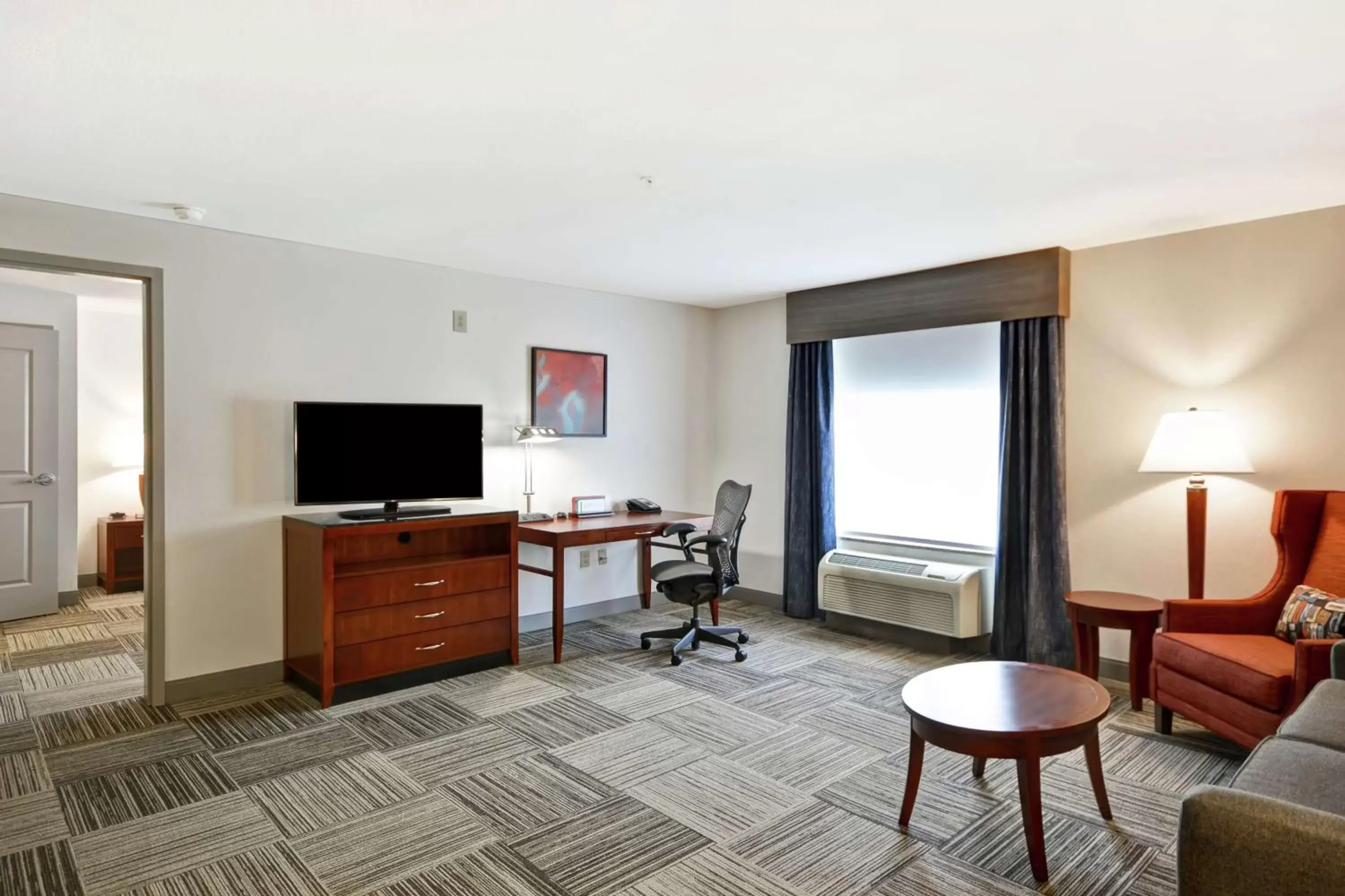 Bedroom, TV/Entertainment Center in Hilton Garden Inn Gulfport - Biloxi Airport