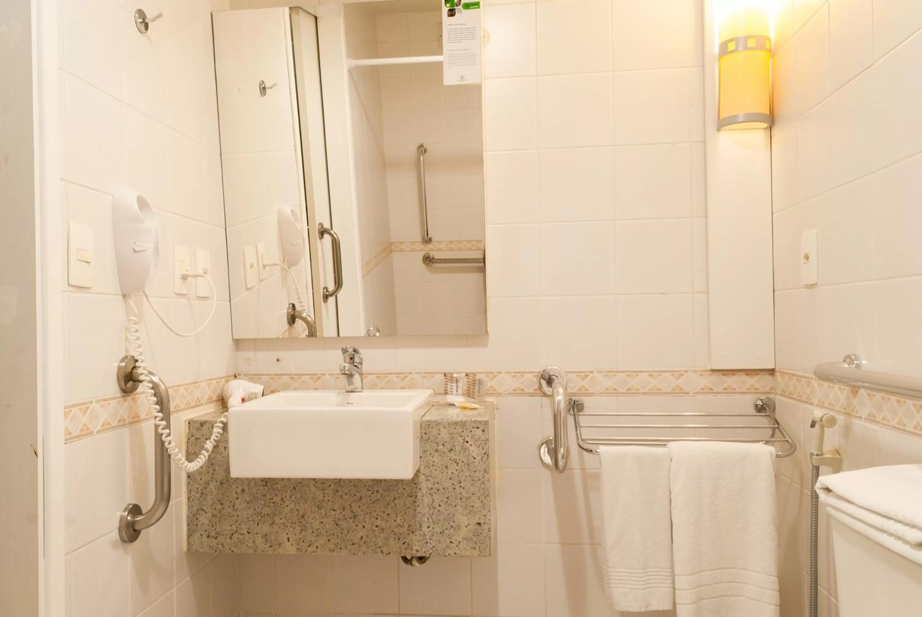 Bathroom in Master Curitiba Hotel - 1,6 km do Estádio Couto Pereira - Show