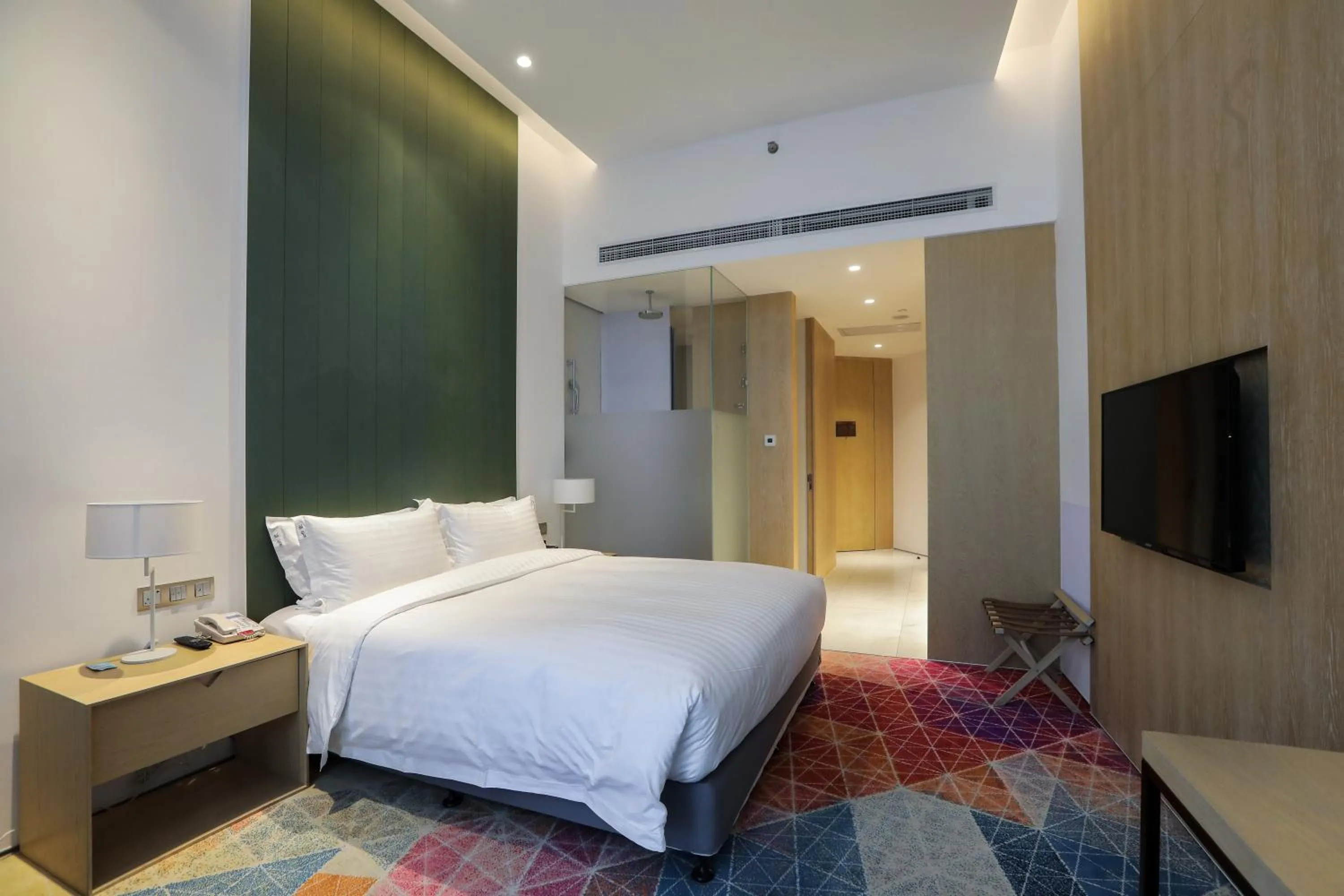 Photo of the whole room, Bed in Holiday Inn Express Shanghai Songjiang Fangta by IHG
