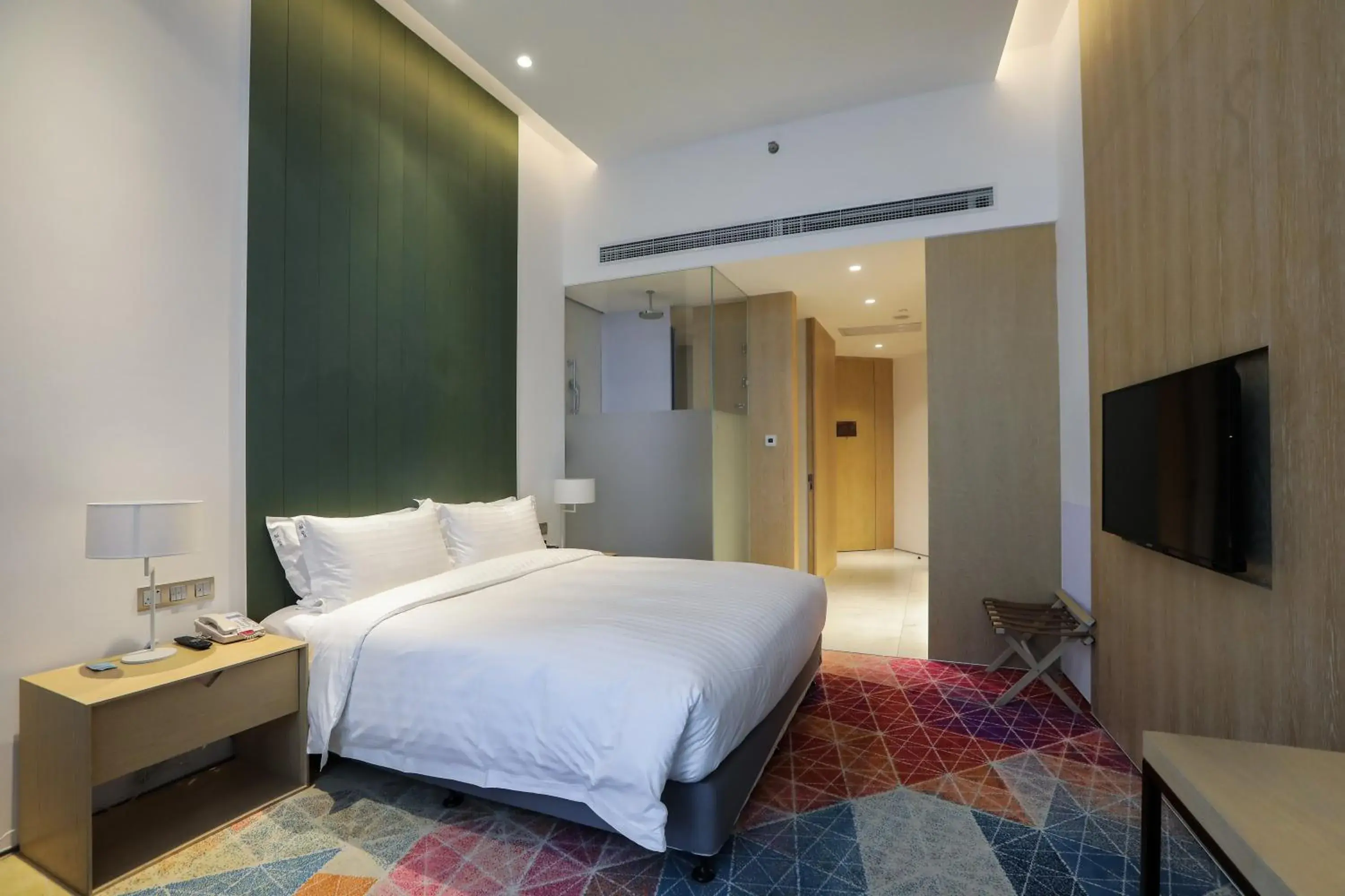 Photo of the whole room, Bed in Holiday Inn Express Shanghai Songjiang Fangta, an IHG Hotel