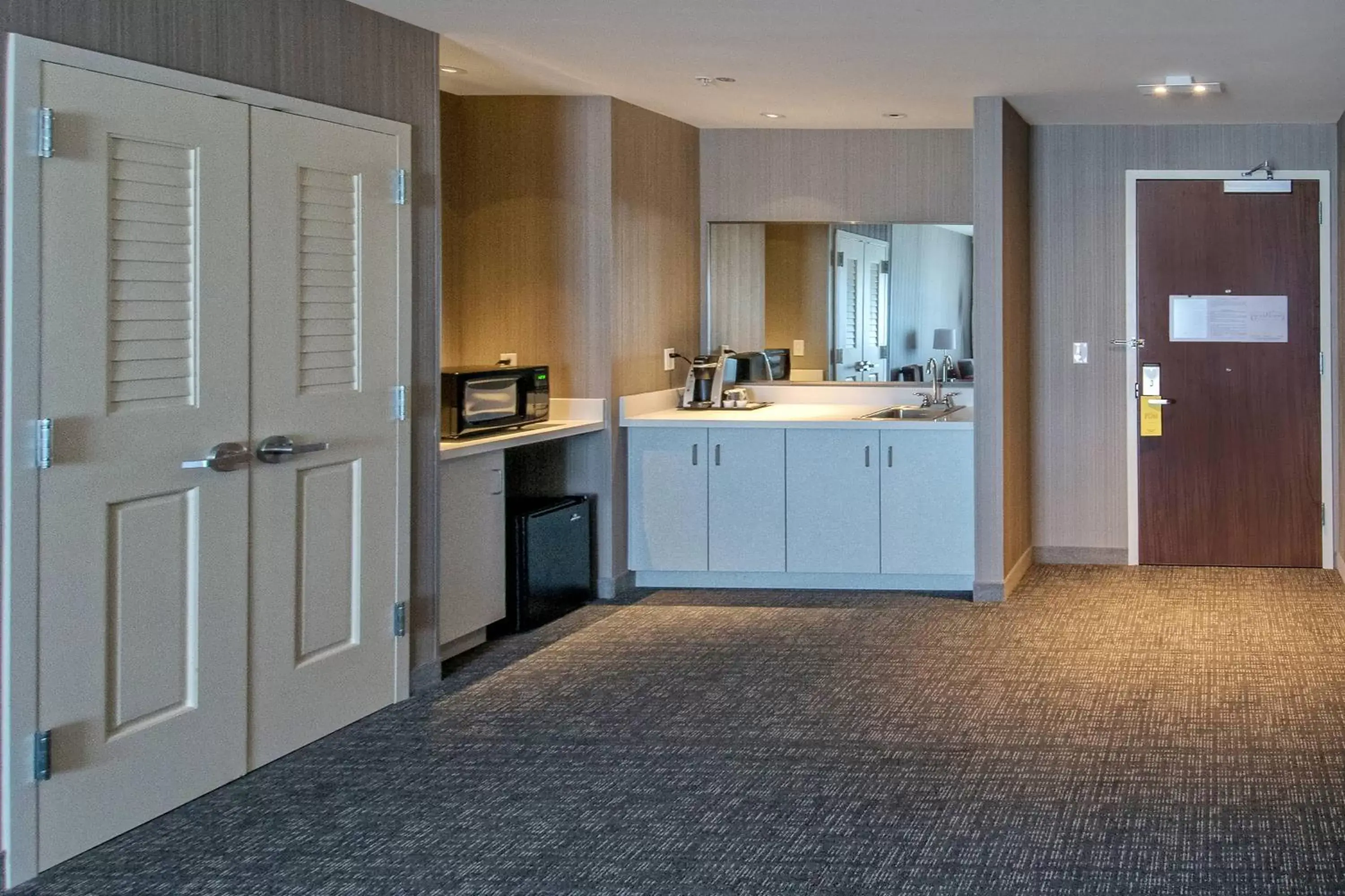 Photo of the whole room, Kitchen/Kitchenette in Courtyard by Marriott Westbury Long Island