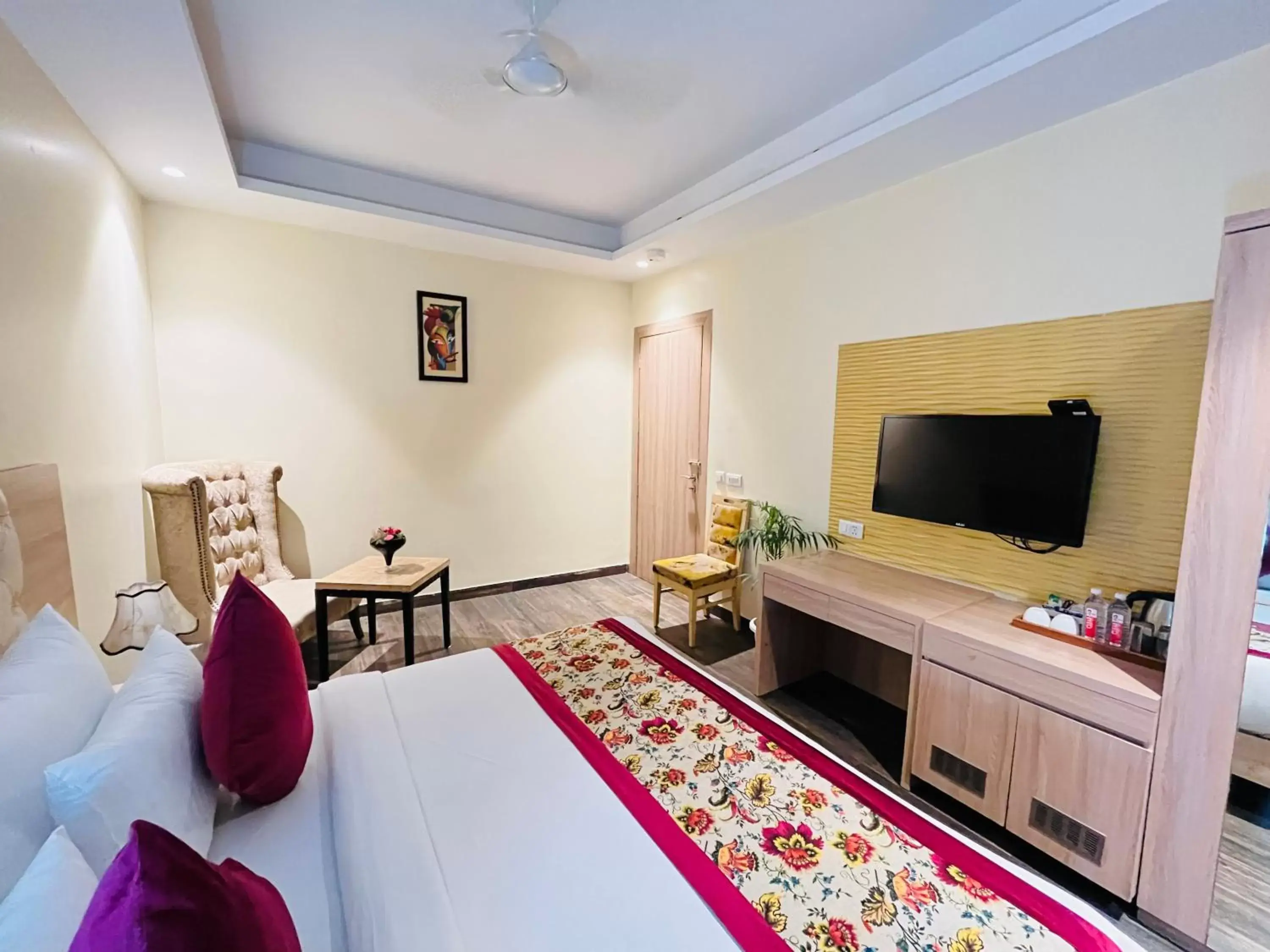 Bed, TV/Entertainment Center in Hotel Banz - Near Delhi International Airport