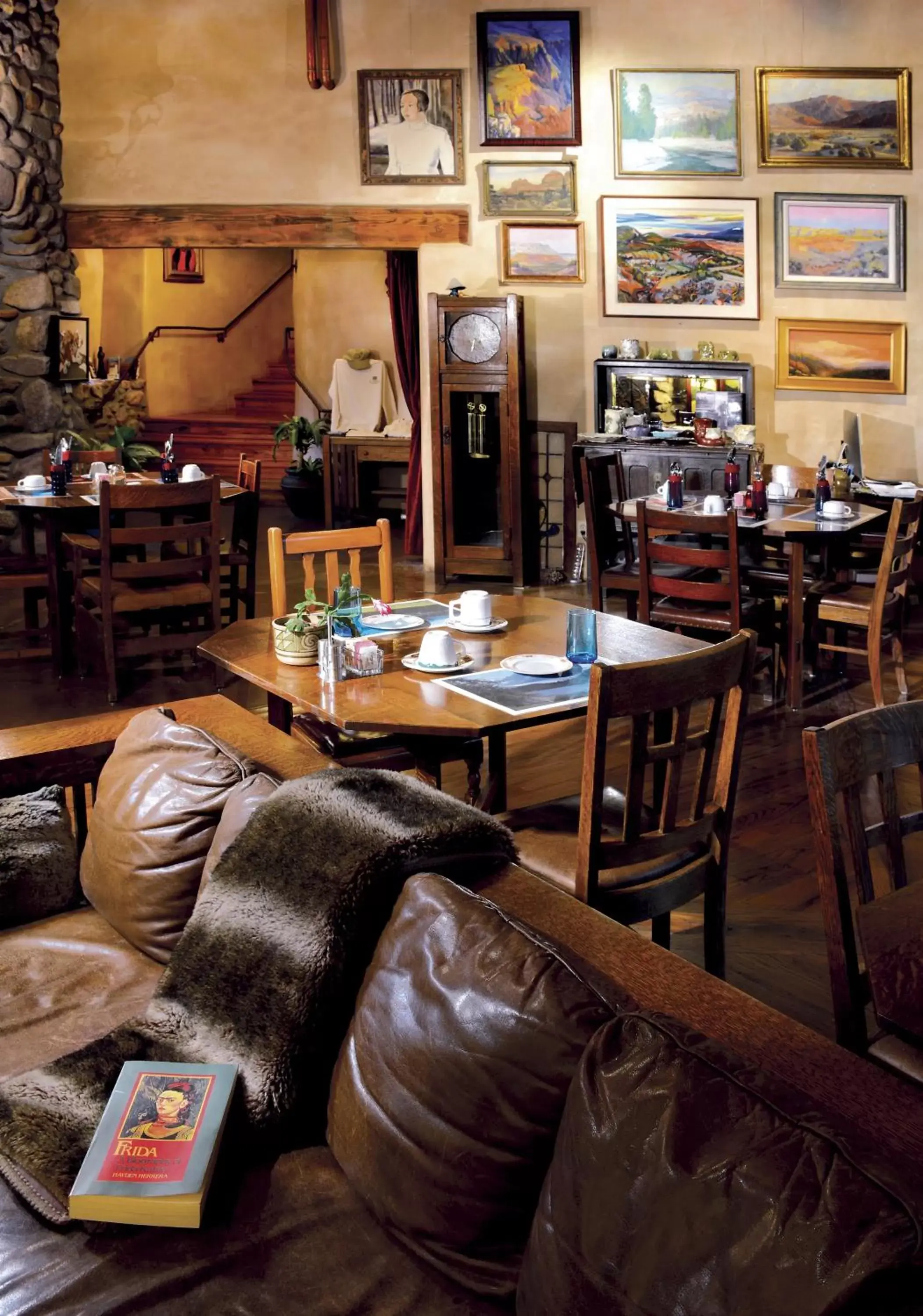 Communal lounge/ TV room, Restaurant/Places to Eat in El Portal Sedona Hotel