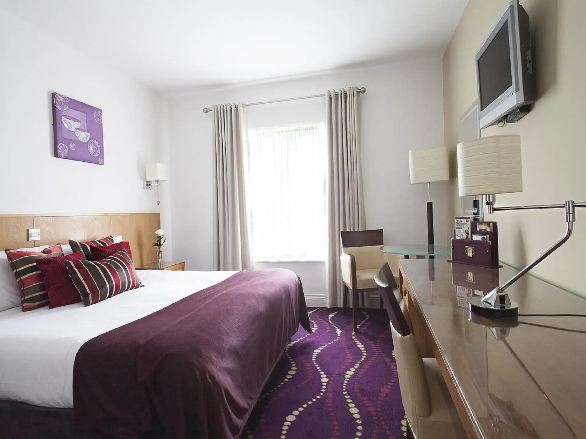 Bed, TV/Entertainment Center in Arlington Hotel O'Connell Bridge