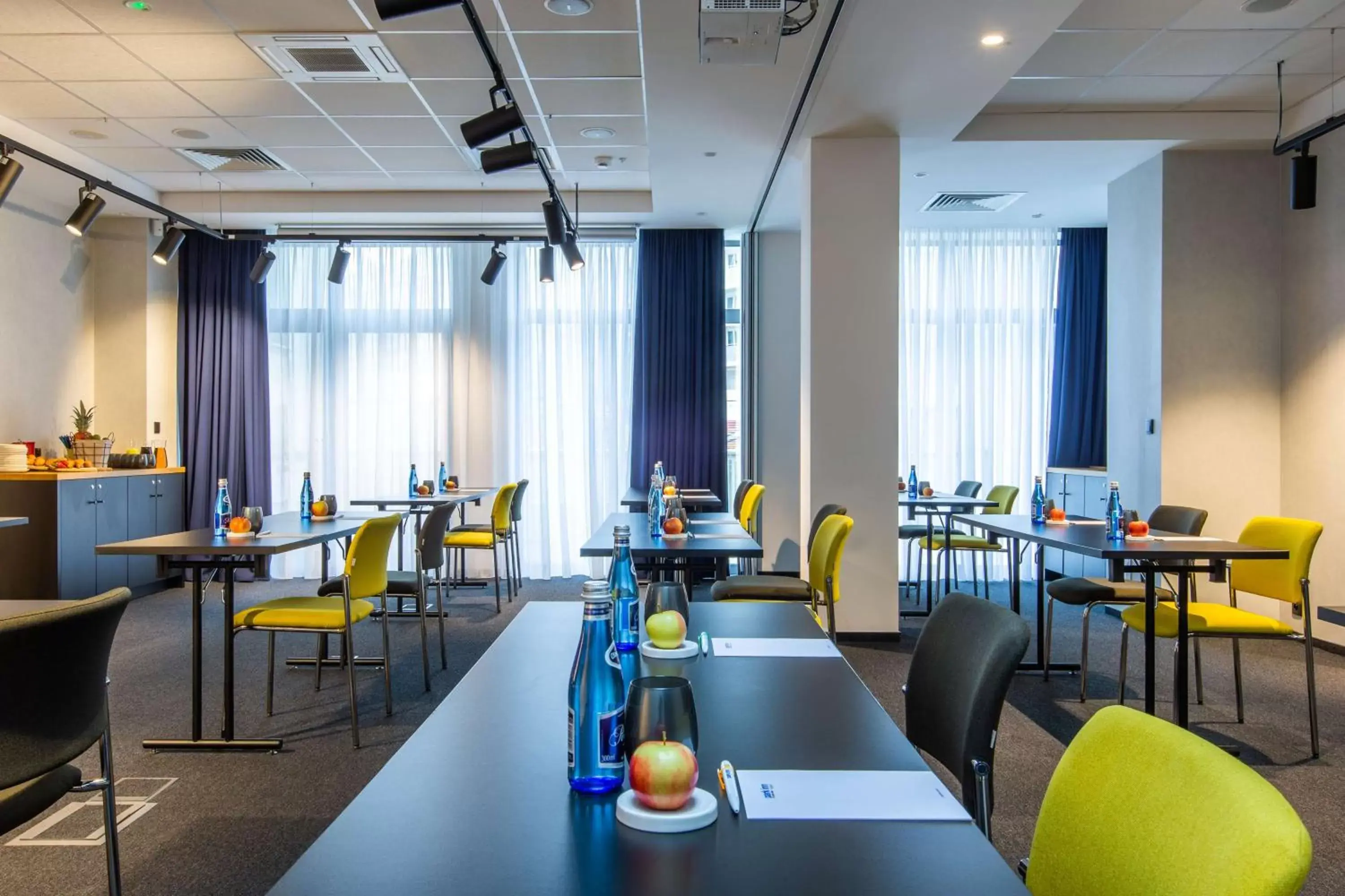 Meeting/conference room, Restaurant/Places to Eat in Park Inn by Radisson Poznan