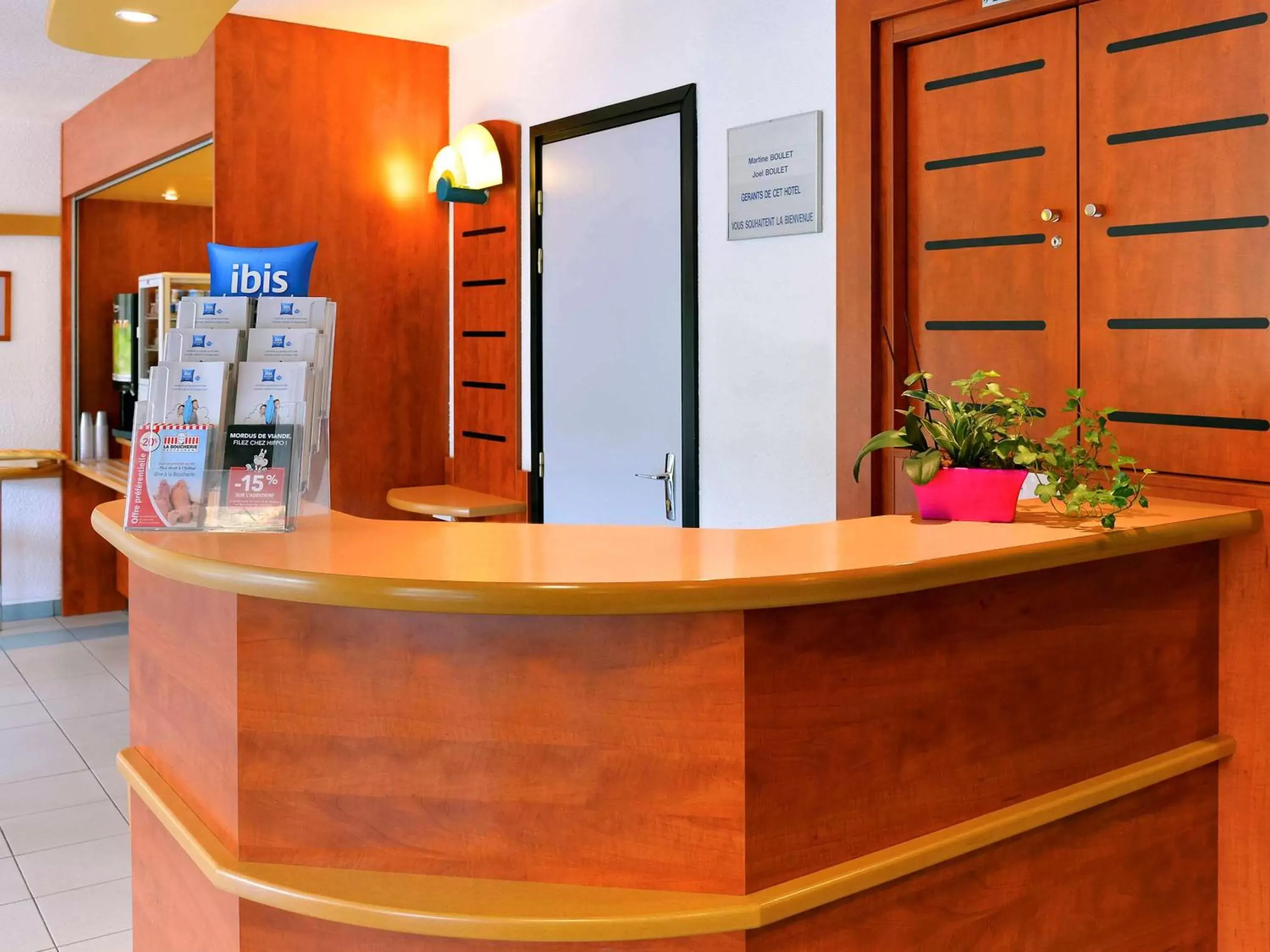 Property building, Lobby/Reception in Ibis Budget Orléans Nord Saran
