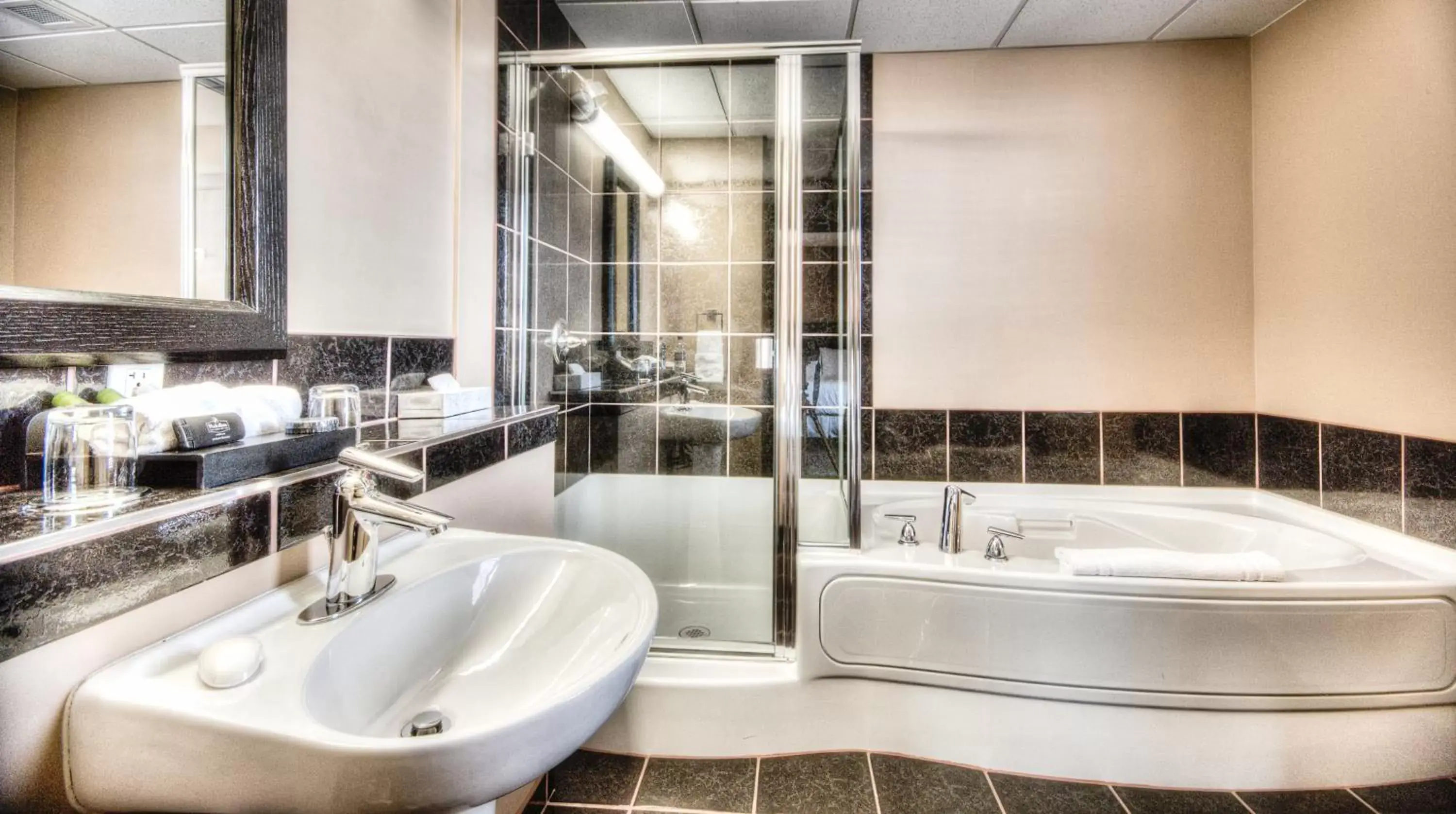 Bathroom in Podollan Inn & Spa - Grande Prairie