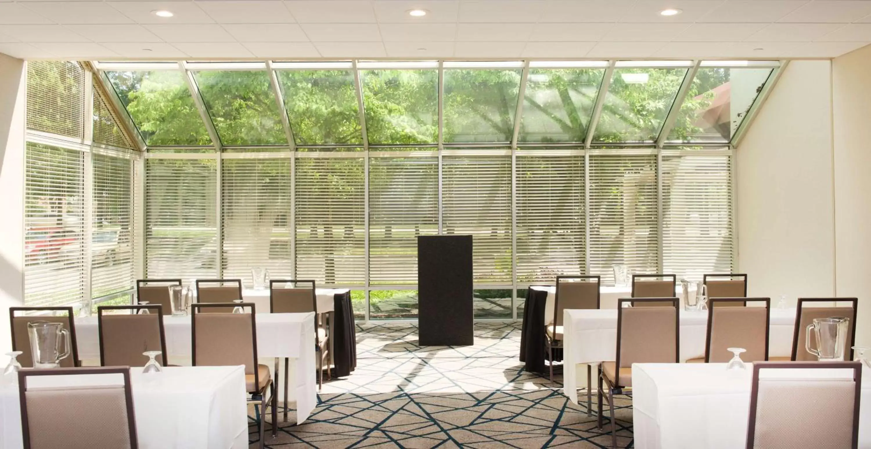 Meeting/conference room, Restaurant/Places to Eat in Embassy Suites by Hilton Cincinnati Northeast - Blue Ash