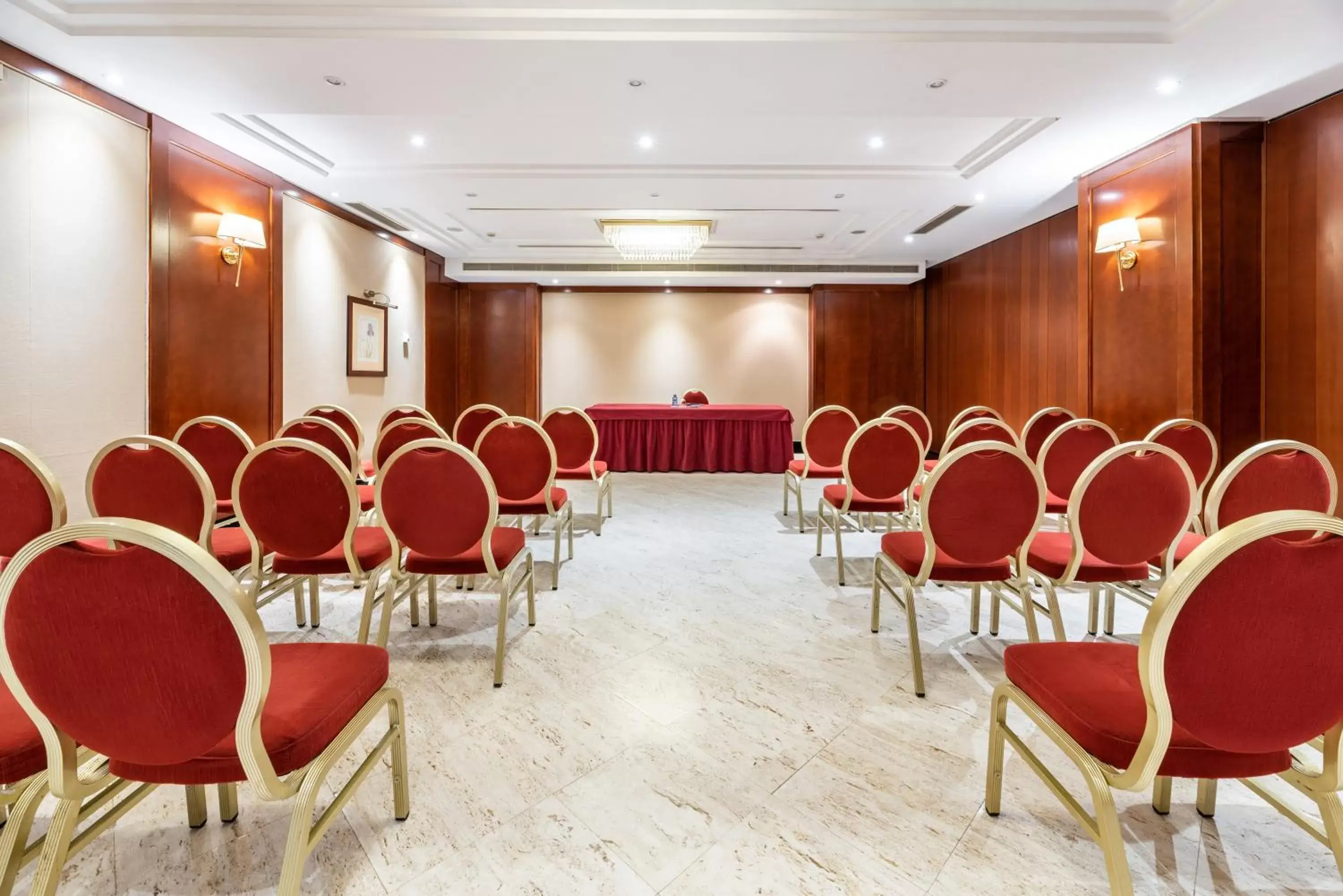 Meeting/conference room in Eurostars Gran Hotel Santiago